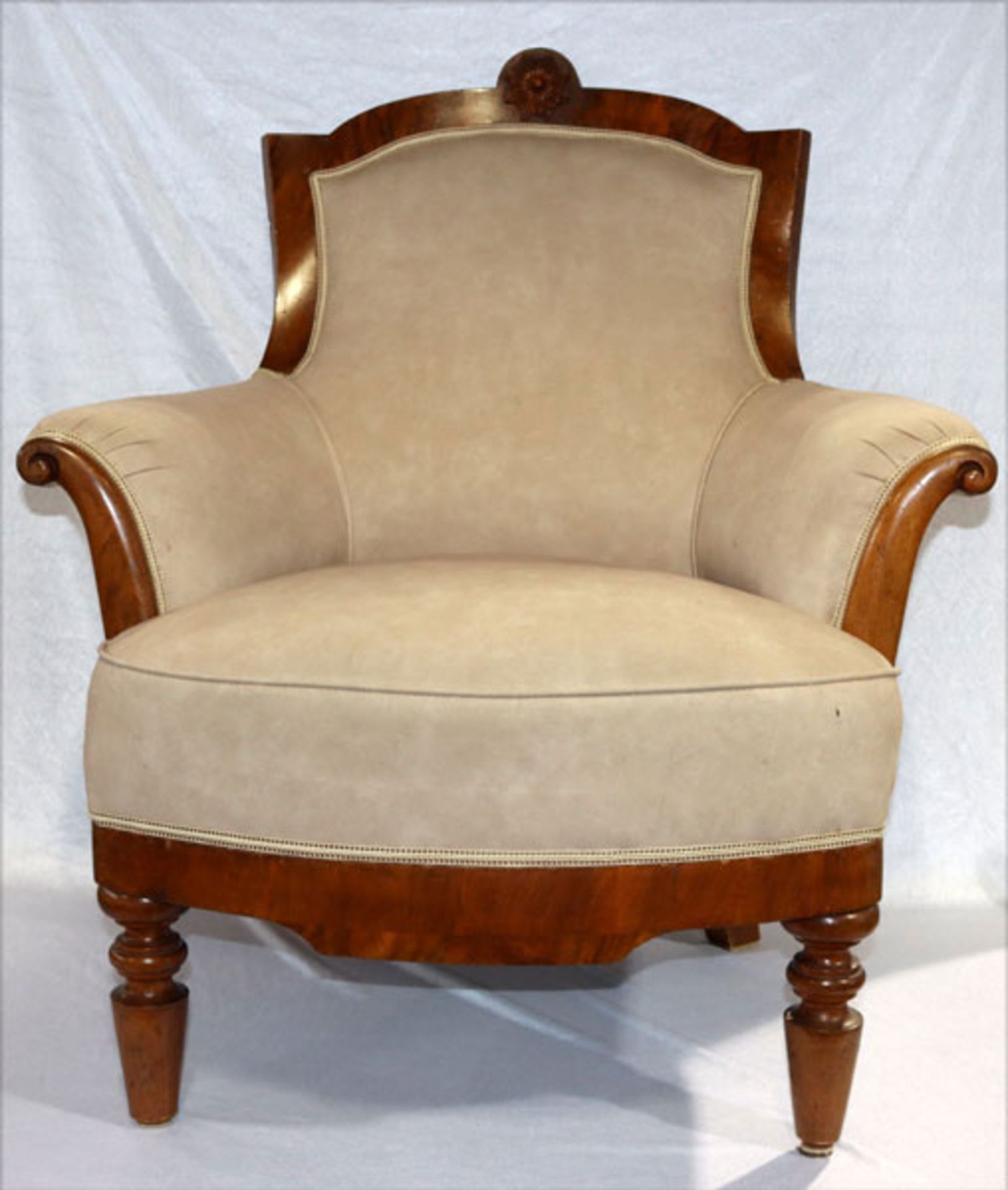 Armlehn-Polstersessel, beige bezogen, H 91 cm, B 79 cm, T 51 cm, Gebrauchsspuren, um 1900, Sitzbezug