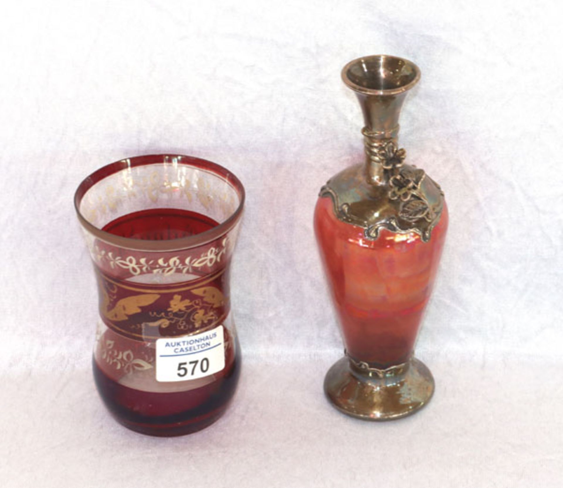 Rote Glasvase mit Metallverzierung und plastischem Blumendekor, H 19 cm, D 7 cm, und Glasbecher