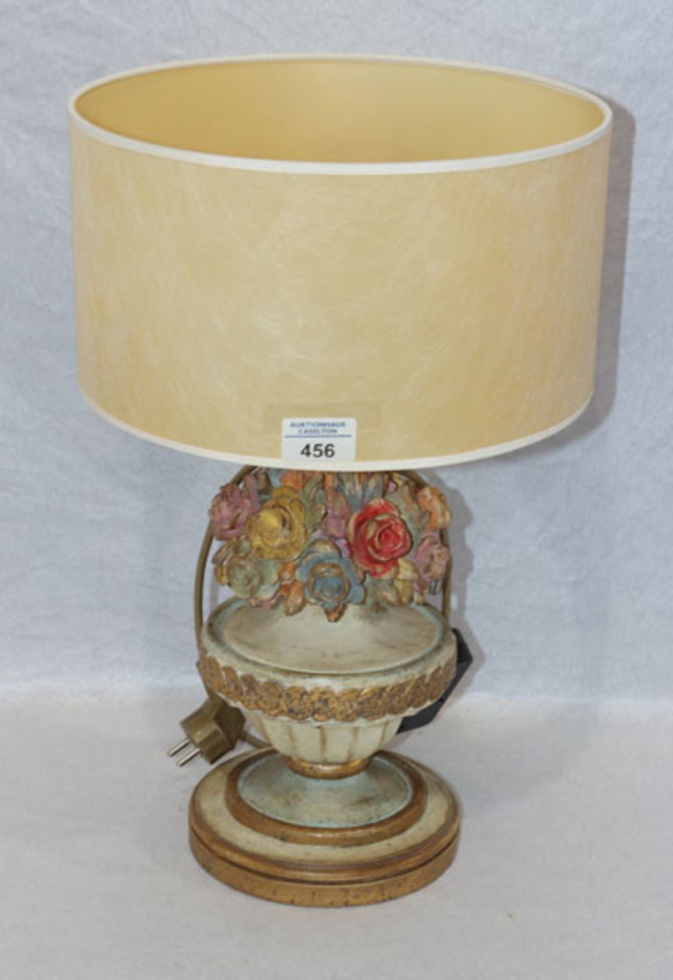 Tischlampe mit Holzfuß in Vasenform mit Blumen und beigen Schirm, farbig gefaßt, H 50 cm, D 30 cm,