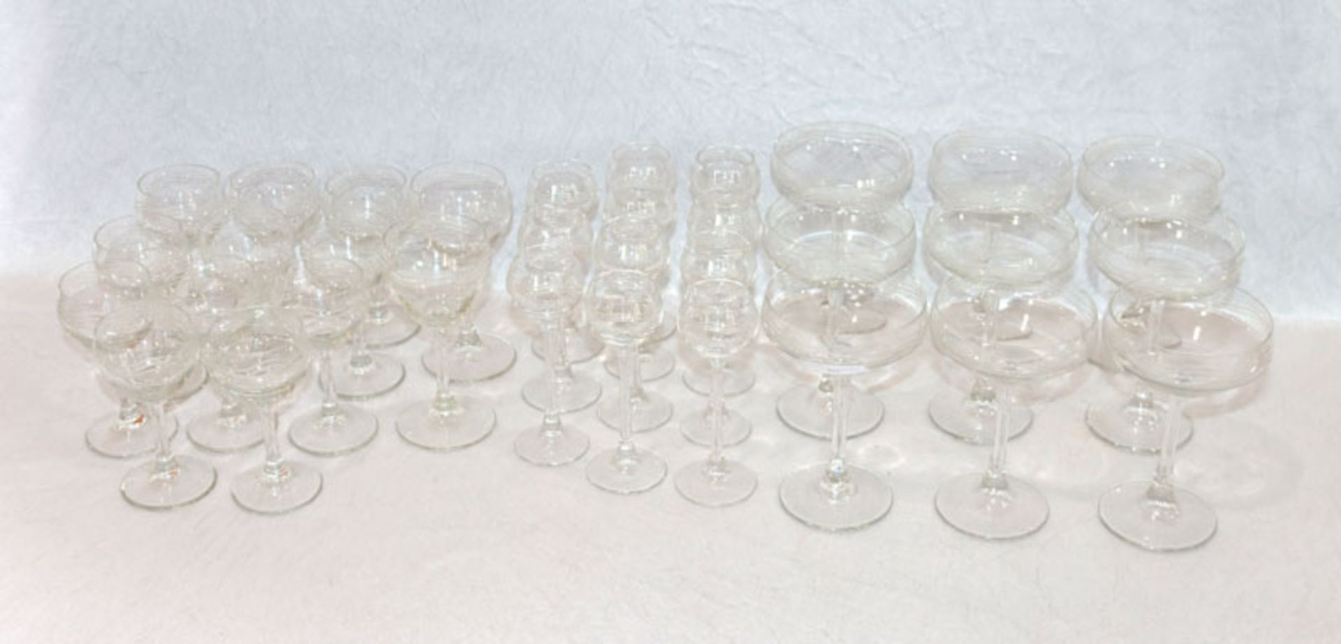 Trinkglas-Konvolut mit graviertem Wellendekor, 9 Sektschalen, 11 Likörschalen, 11 Schnapsgläser, 2