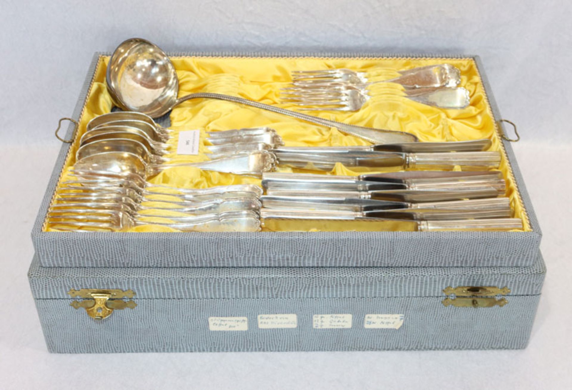 Silber Besteck, 800 Silber, 1215 gr. ohne Messer, 12 Menü-Gabeln, 6 Löffel und 8 Messer, und