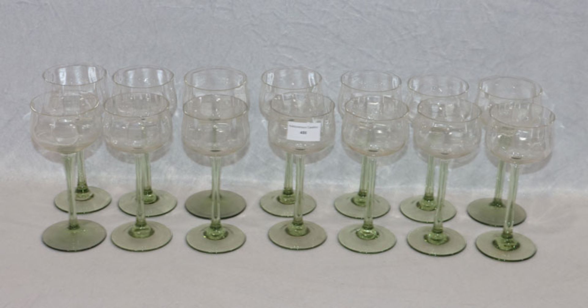 14 Weingläser mit hellgrünem Stiel, H 17 cm, D 7,5 cm, Gebrauchsspuren, teils leicht bestossen