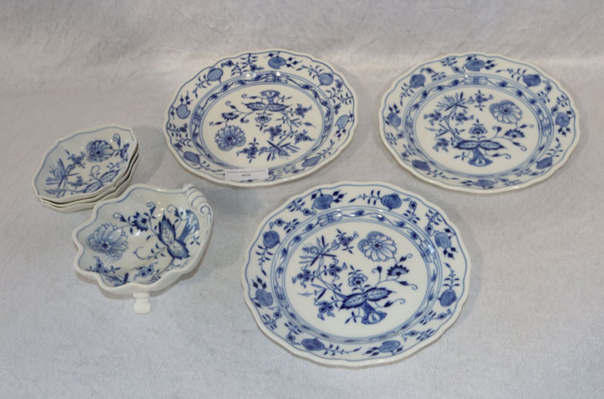 Meissen-Konvolut mit Zwiebelmusterdekor, 3 Teller, D 18 cm, 3 ovale Schälchen, 10 cm x 8 cm, und