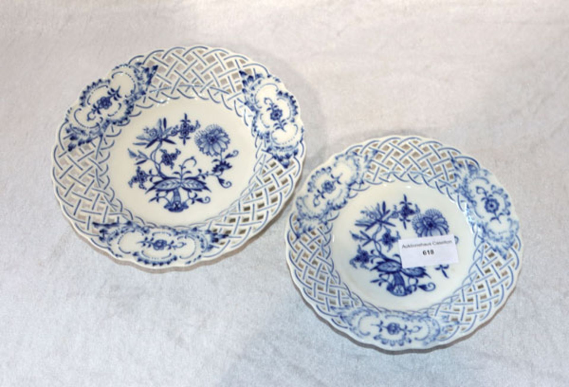 2 Meissen Teller mit Durchbruchrand, Zwiebelmusterdekor, D 15,5/18 cm, II. Wahl