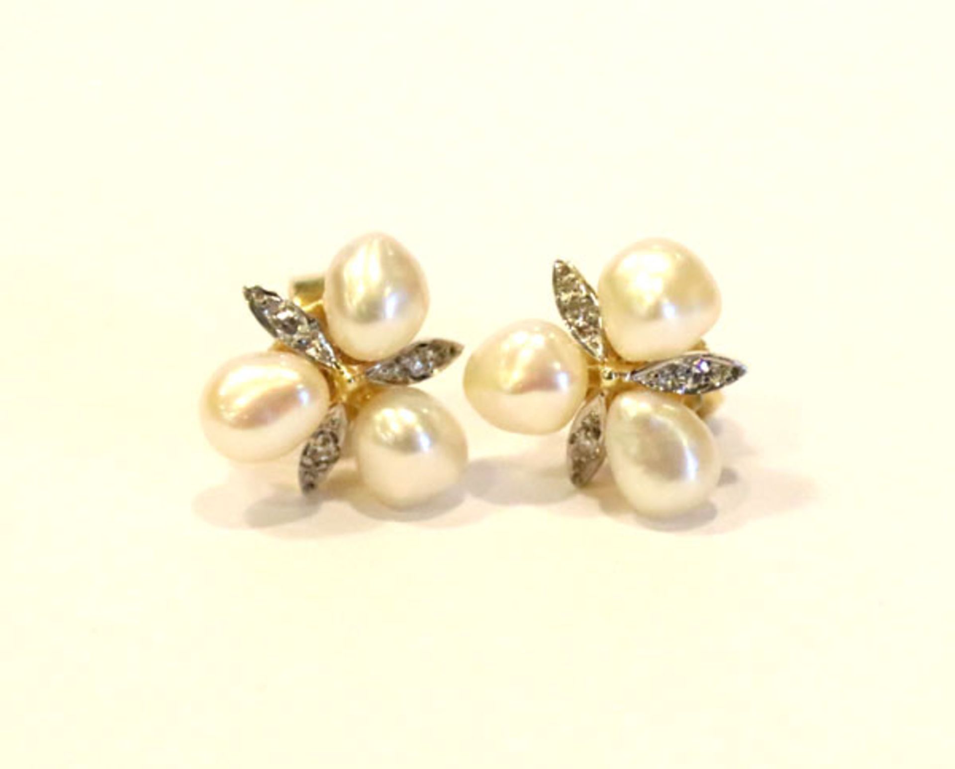Paar 14 k Gelbgold Ohrstecker mit je 3 Perlen und kleinen Diamanten, 2,7 gr.