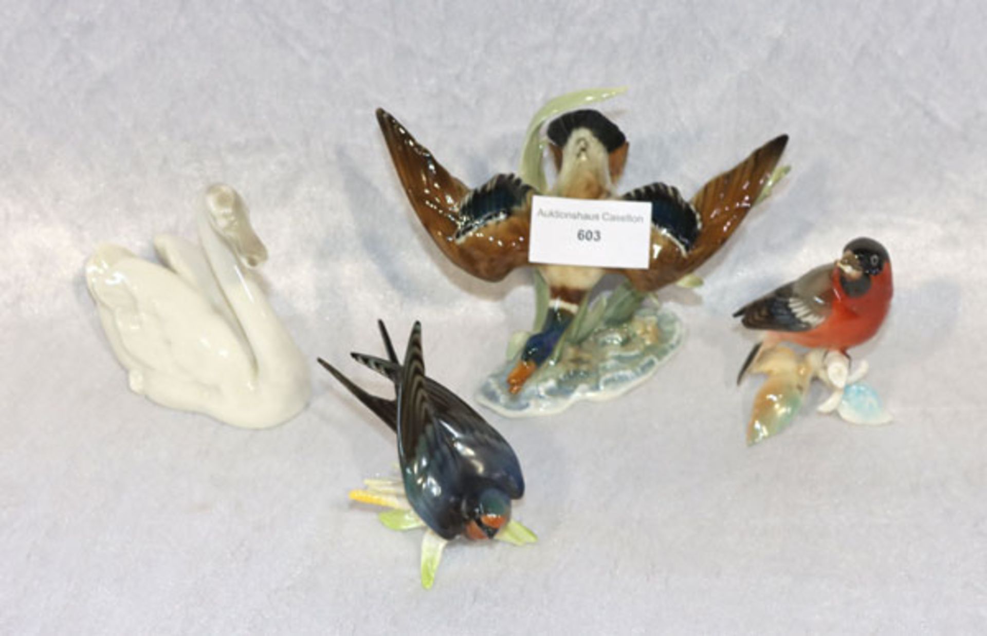 4 Hutschenreuther Porzellan Tierfiguren: 'Wildente im Anflug', Entwurf Hans Achtziger, H 12 cm, 2