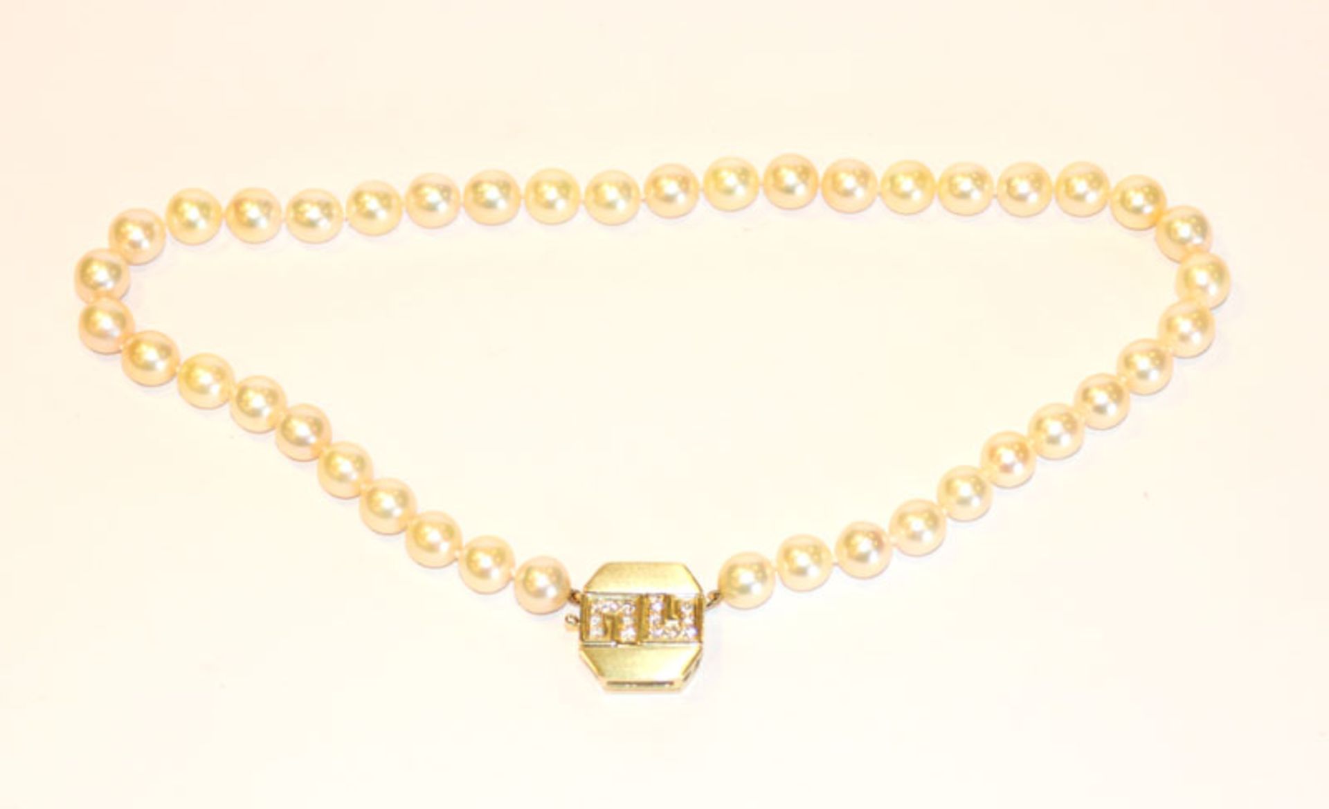 Perlenkette mit massiver 18 k Gelbgold Schließe, mit Diamanten besetzt, ca. 30 gr., L 40 cm