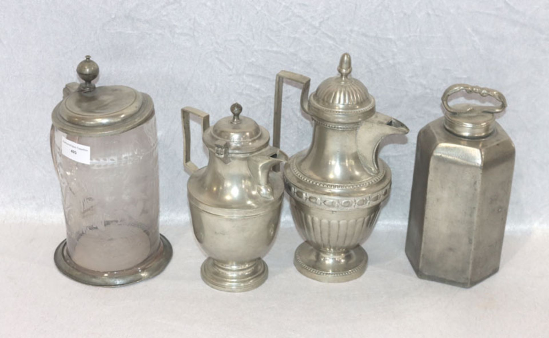 Zinn-Konvolut, teils um 1800, Schraubkanne, 2 Henkelkannen und Glas Bierkrug mit Zinn-Deckel und
