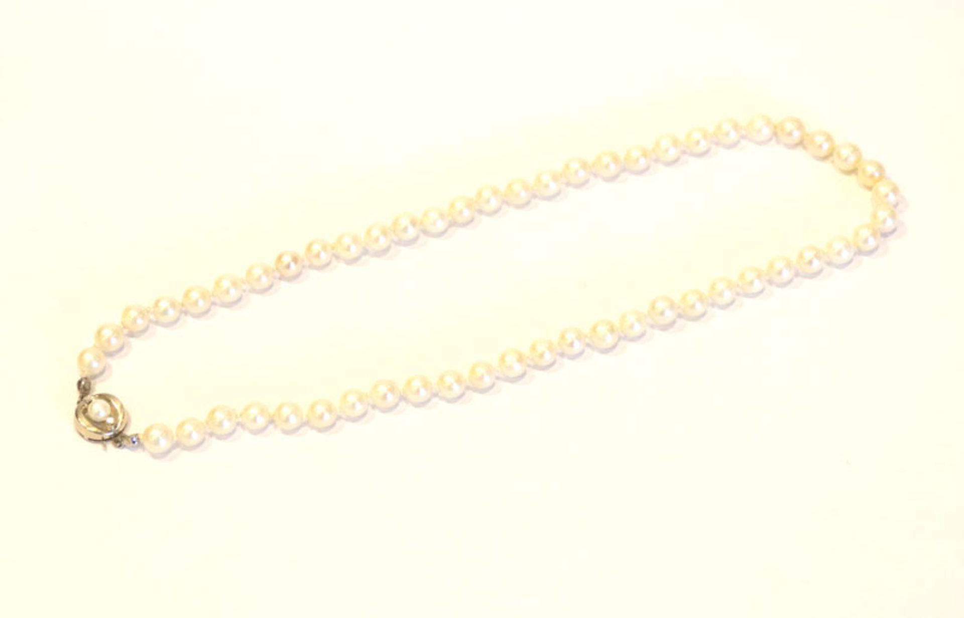 Perlenkette mit 14 k Weißgold Schließe, besetzt mit Perle und 2 Diamanten, L 45 cm