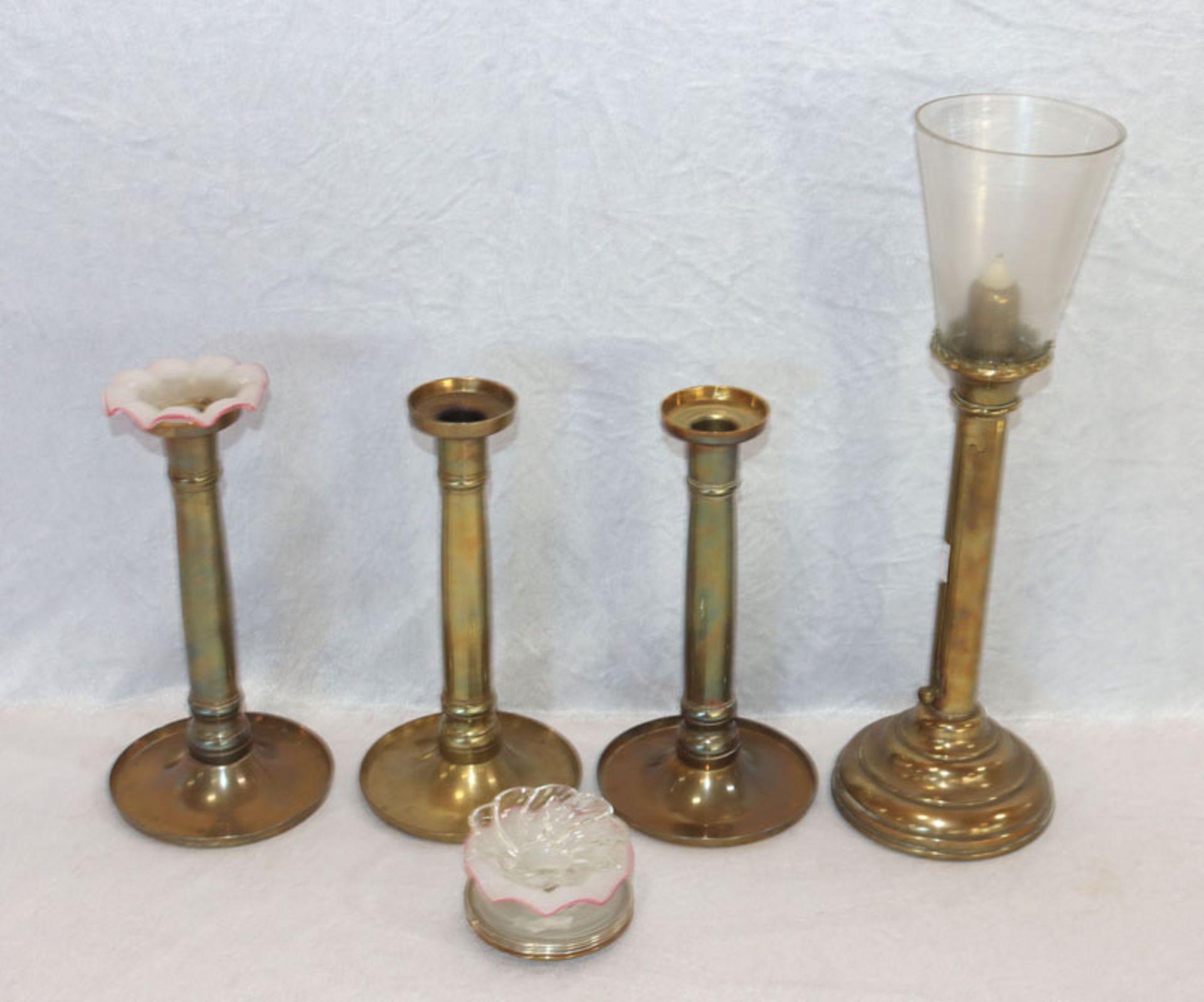 3 Messing Kerzenleuchter auf rundem Stand, H 23 cm, D 11,5 cm, und ein Messing Kerzenleuchter mit