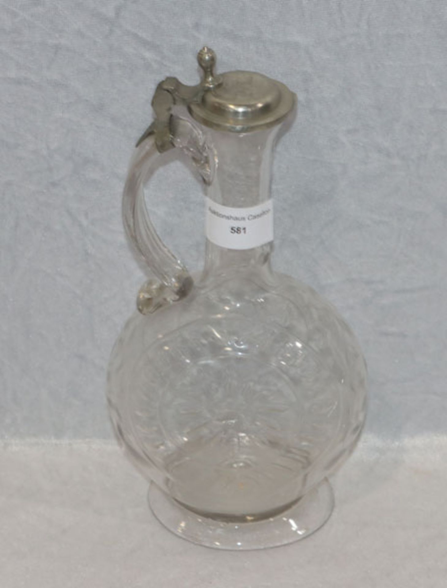 Glas Henkelkaraffe mit Schliffdekor und Zinndeckel, Schnaupe bestossen, um 1800, H 25 cm, B 13 cm, T