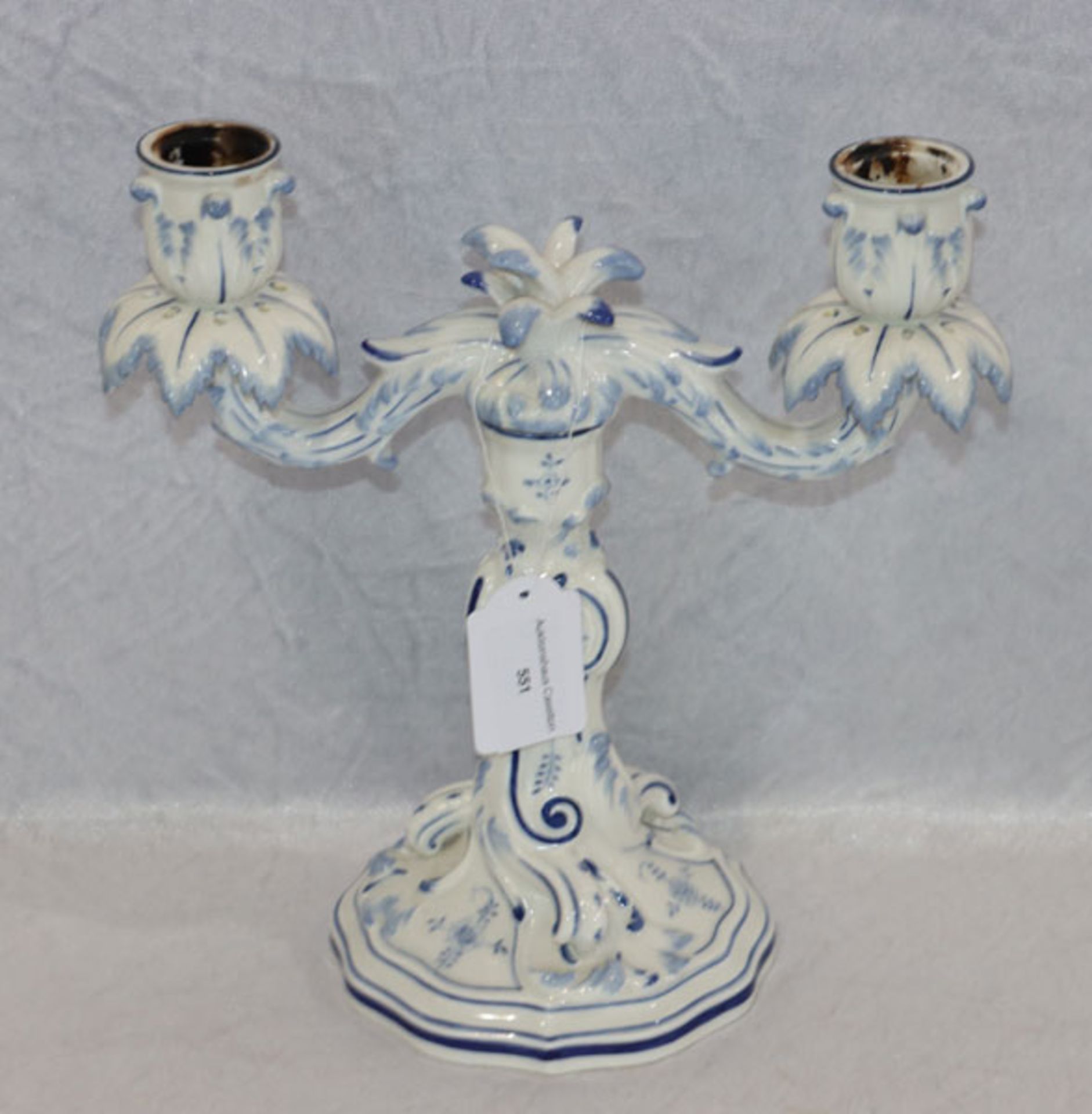 Meissen Kerzenleuchter, 2-armig, Zwiebelmusterdekor, H 25 cm, B 24 cm, T 13 cm, II. Wahl,