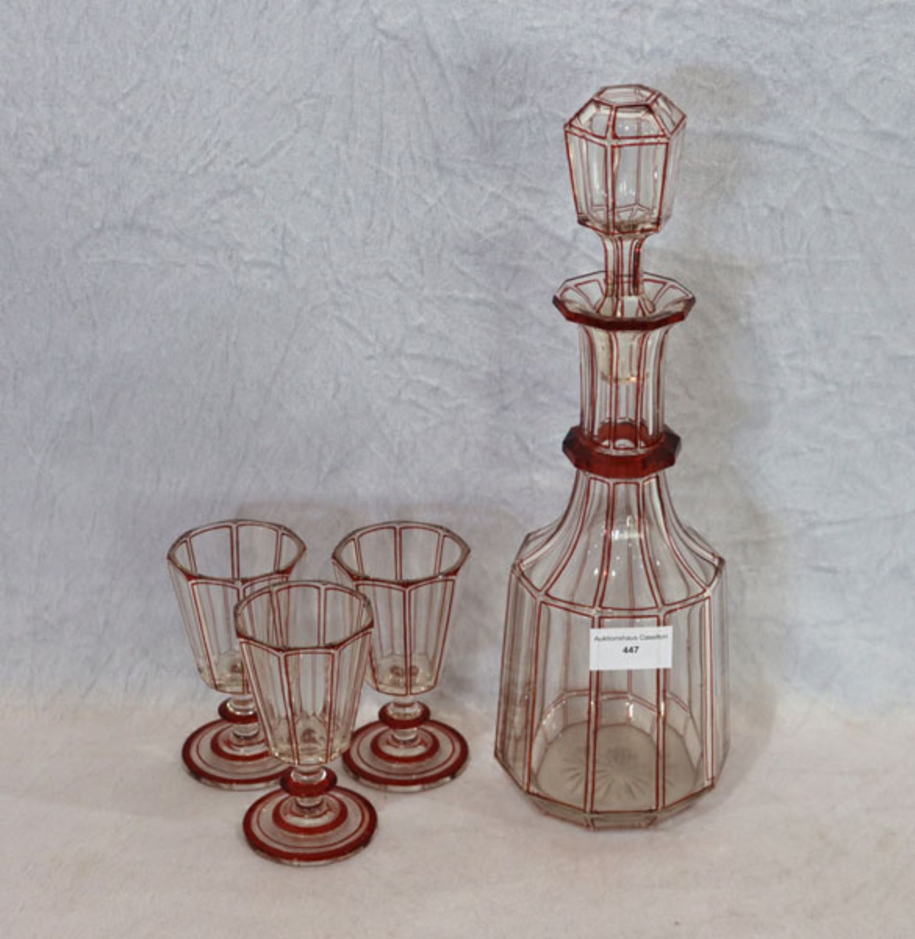 Glaskaraffe mit rotem Dekor, H 36 cm, D 10 cm, mit 3 passenden Gläsern, H 12 cm, D 7 cm, Ende 19.