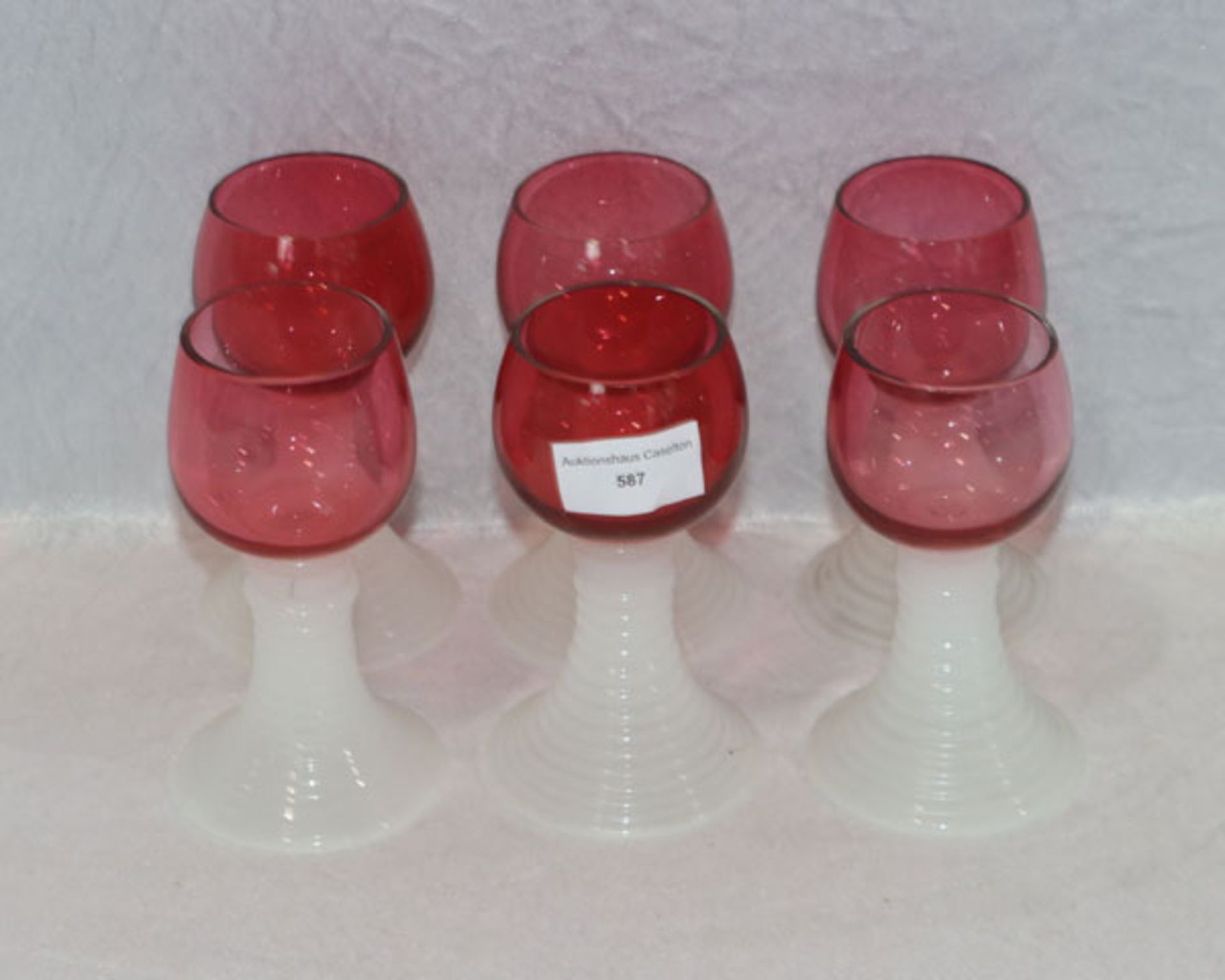 6 Weingläser mit rotem Kelch und Milchglasfuß, H 13 cm, D 8 cm, Gebrauchsspuren