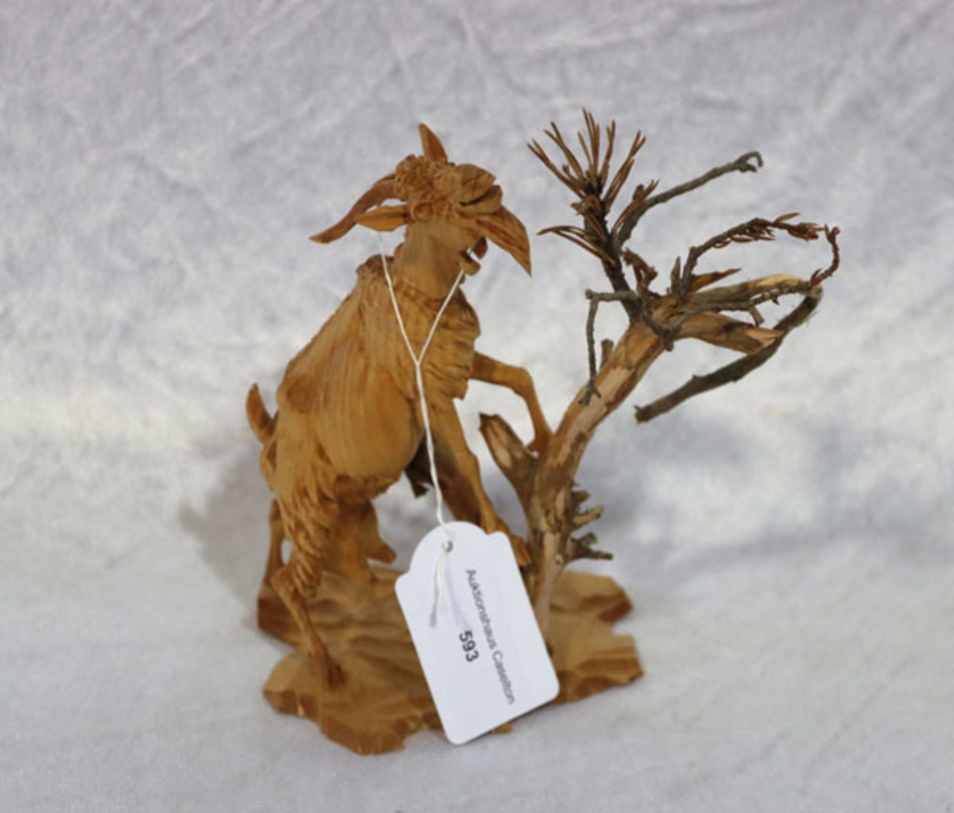 Feine Holzschnitzerei 'Ziegenbock an Baum', feine Handarbeit, H ca. 14,5 cm, kein Versand möglich