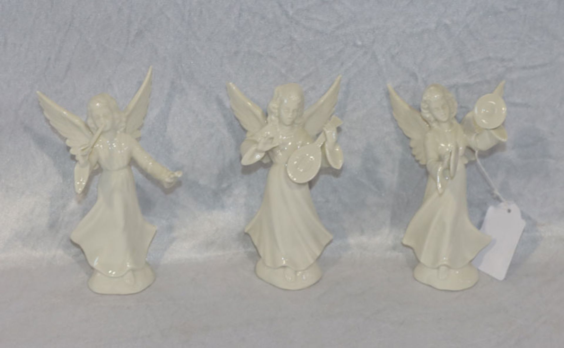 3 Dresden Porzellan Figuren 'Musizierende Engel', weiß glasiert, H 13/14 cm, teils Finger