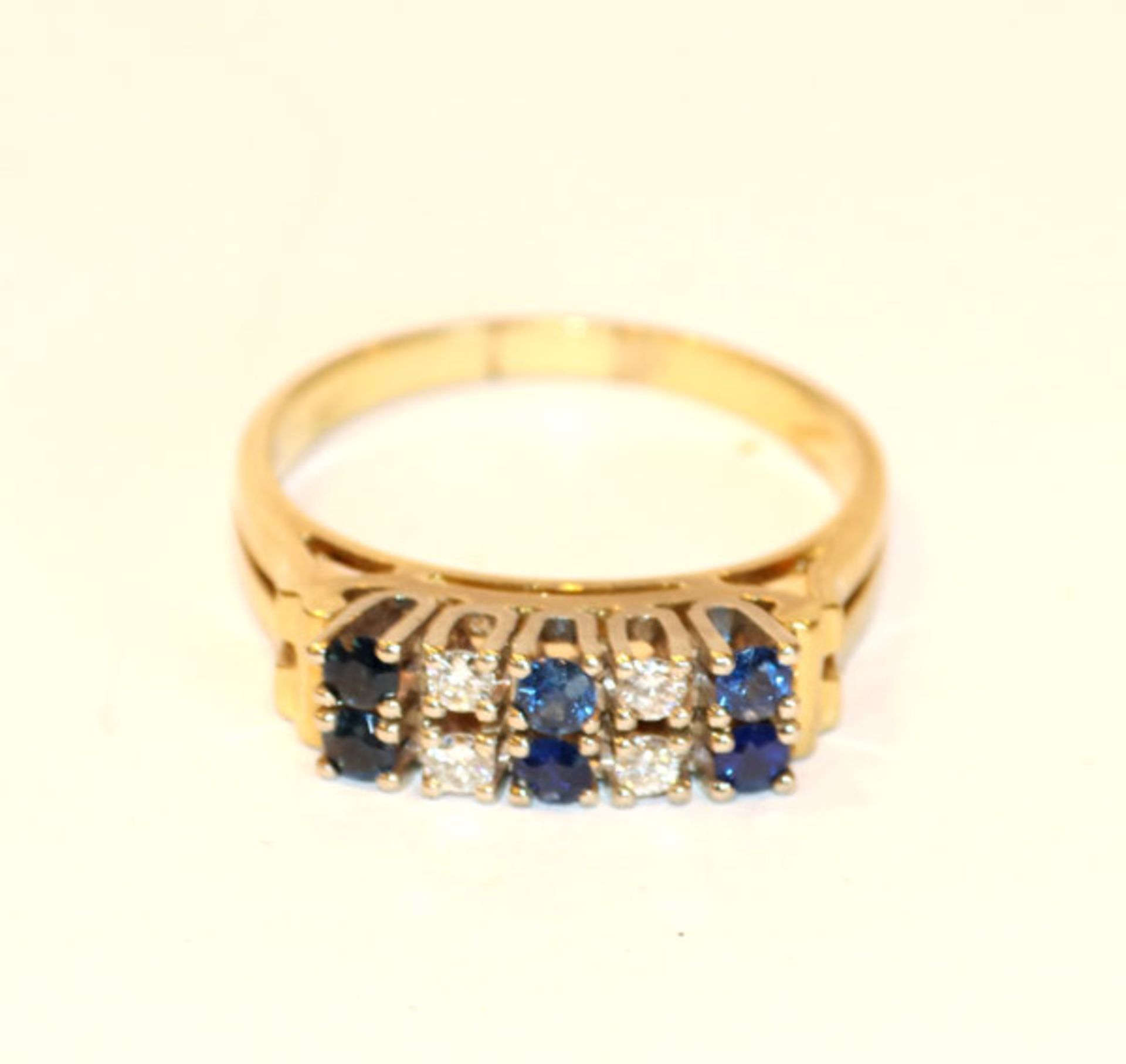 14 k Gelbgold Ring mit 4 in Weißgold gefaßten Diamanten und 6 Safiren, 4,6 gr., Gr. 57