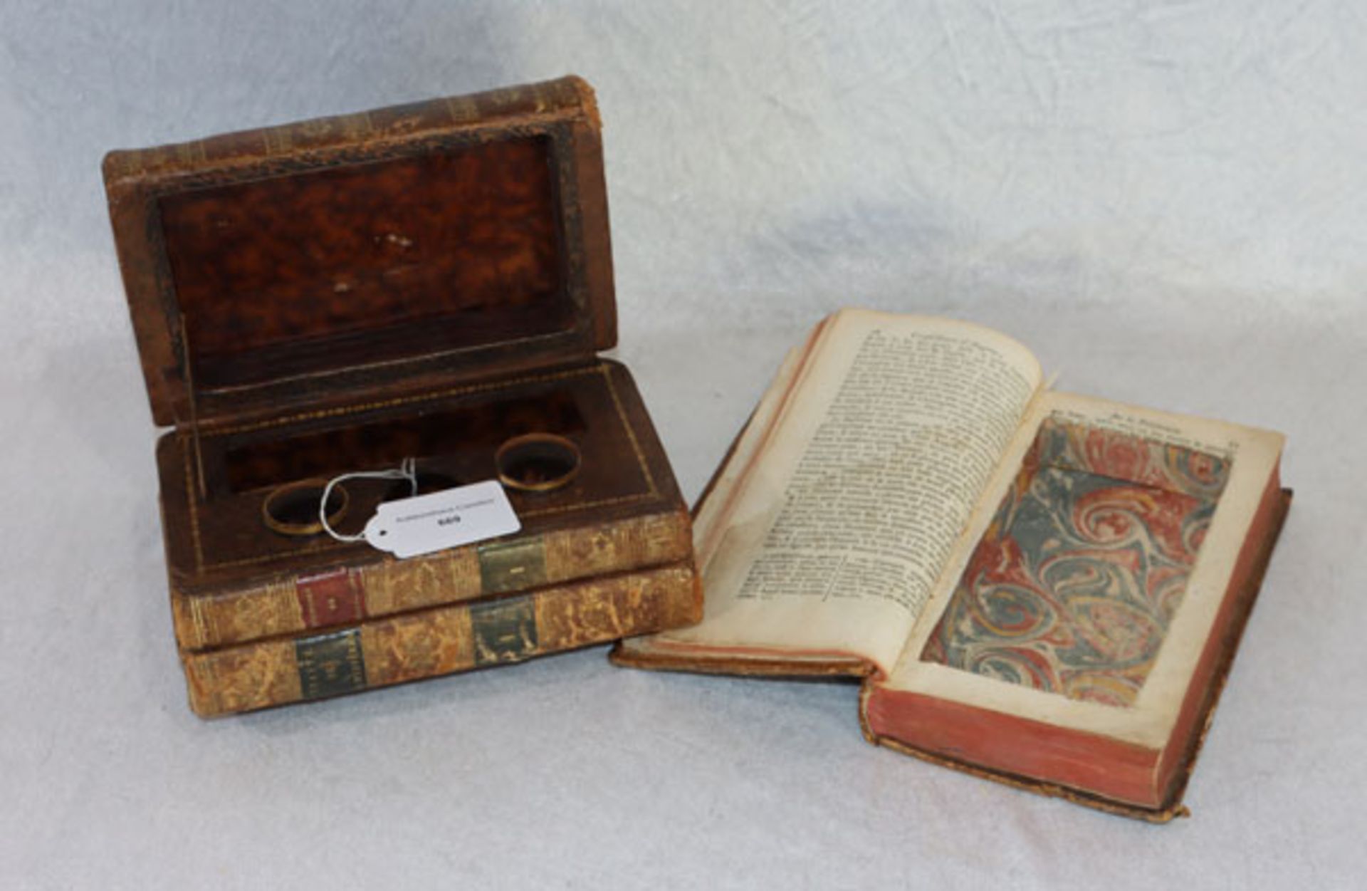 Ausgefallene Buchkassette in Form von 3 alten Büchern, aufklappbar mit 2 kleinen Gläschen, nicht