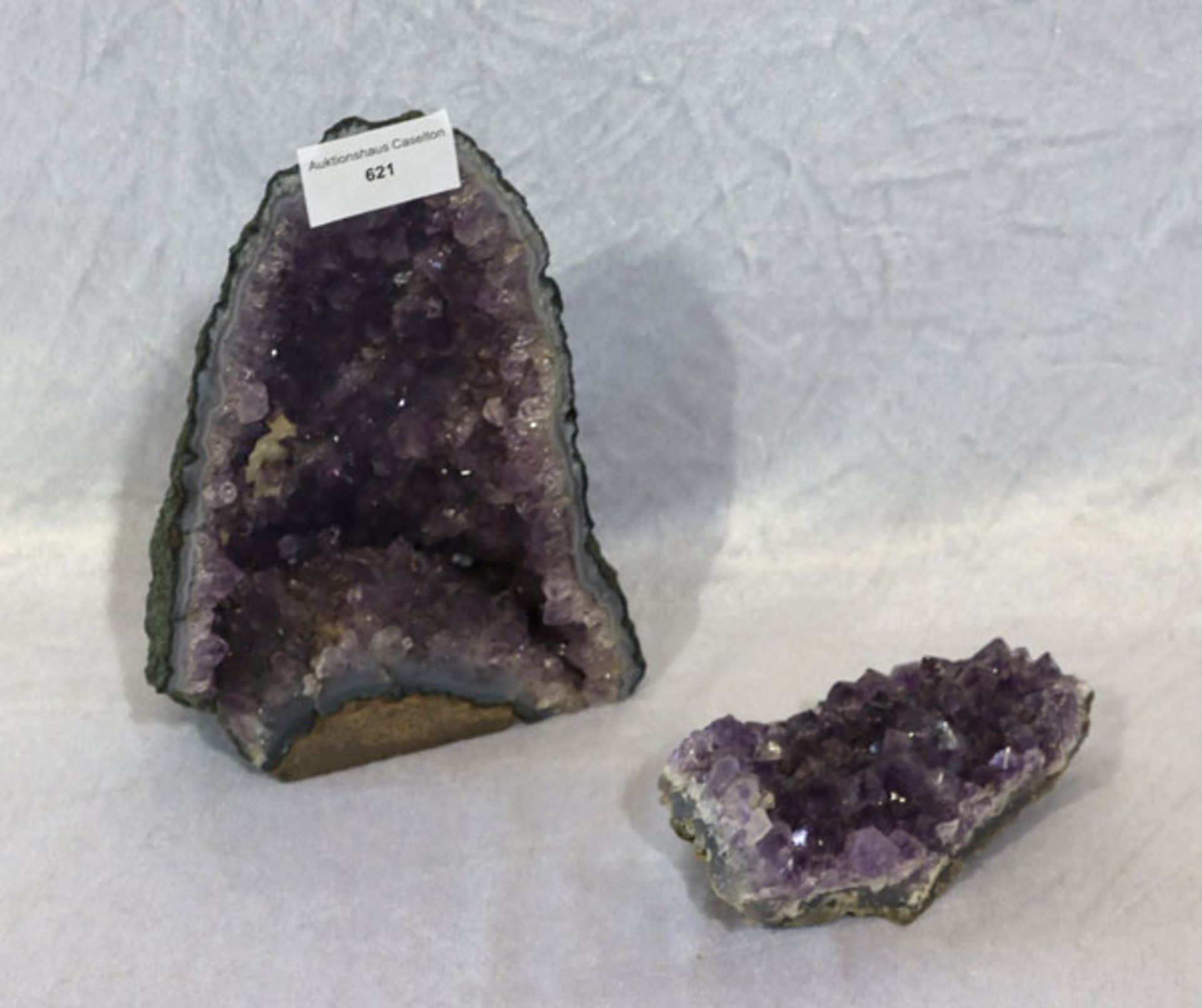 Hälfte einer Amethystdruse, H 19 cm, B 13 cm, und Amethyst