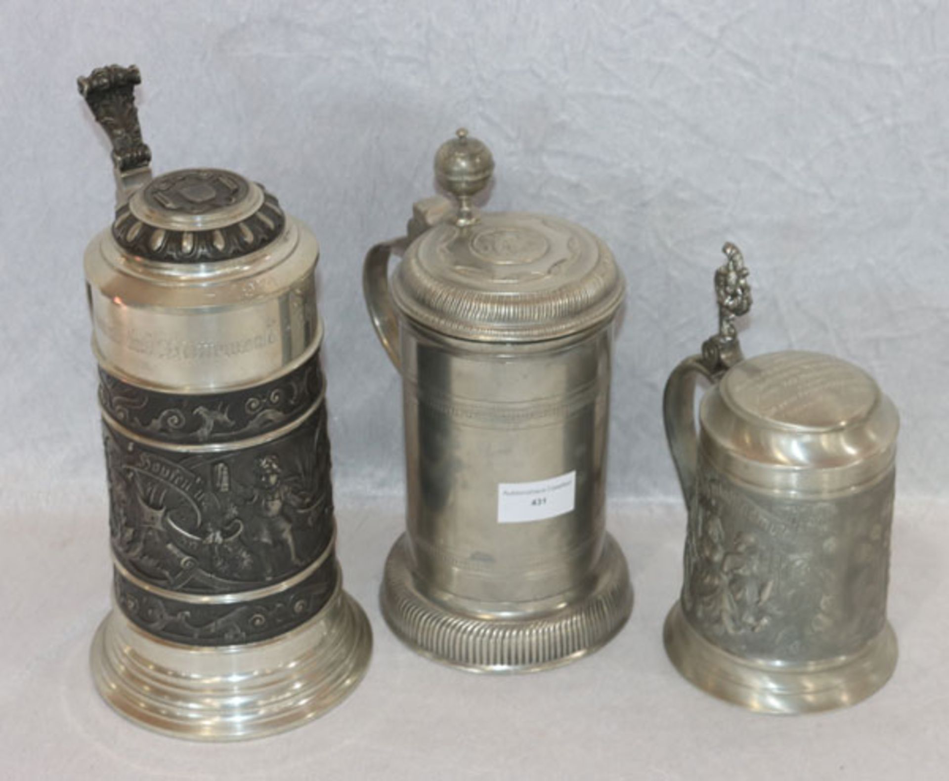 3 Zinn Bierkrüge, teils mit Reliefdekor und Zinndeckel, teils graviert, H 20/27 cm, Gebrauchsspuren