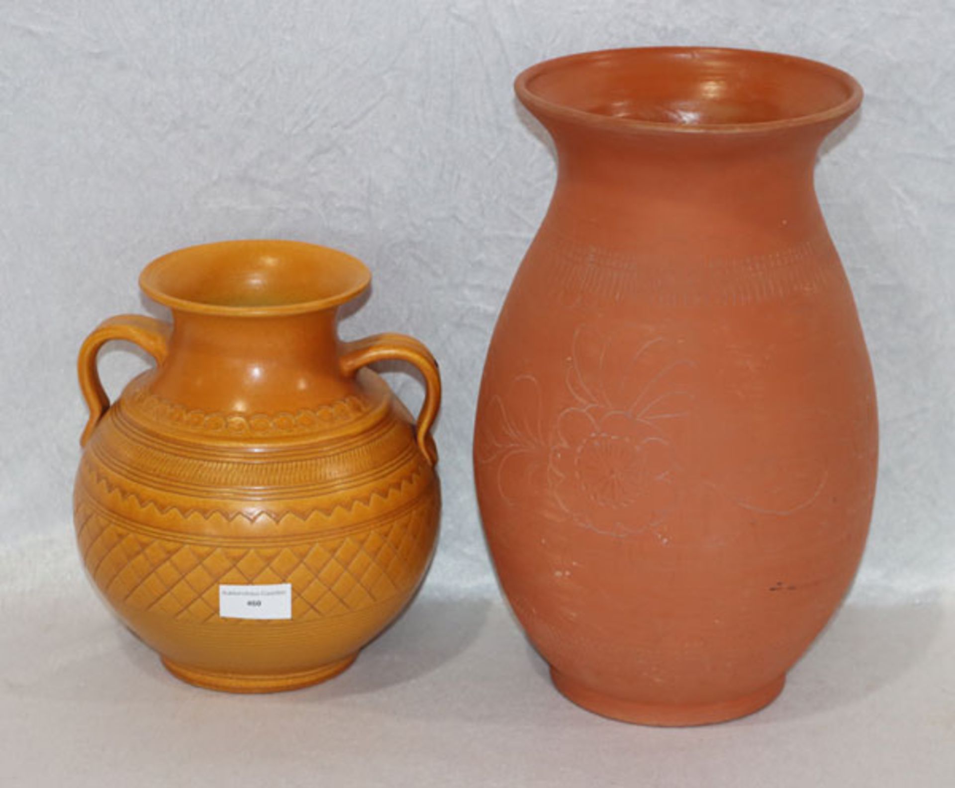 Keramik Henkelvase mit Ritzdekor, ockerfarben glasiert, H 22 cm, D 22 cm, und Tonvase mit Ritzdekor,