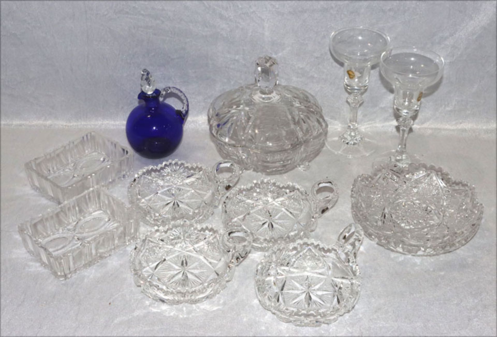 Glas-Konvolut: 4 Henkelschälchen mit Schliffdekor, D 12 cm, 2 Schälchen, D 16 cm, 2 rechteckige