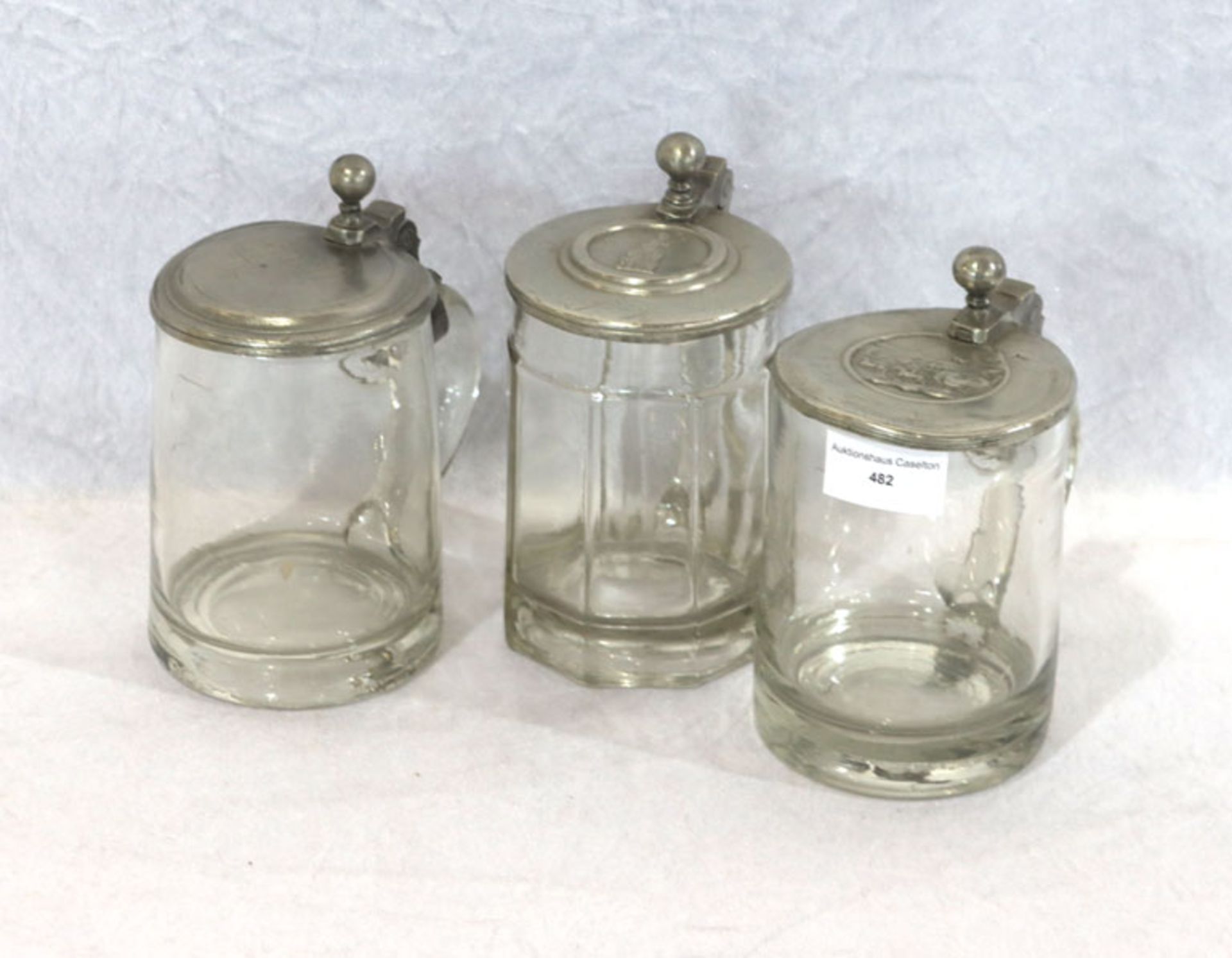 3 Glasbierkrüge mit Zinndeckel, 19. Jahrhundert, Deckel teils verbeult, H 16,5 cm, Gebrauchsspuren