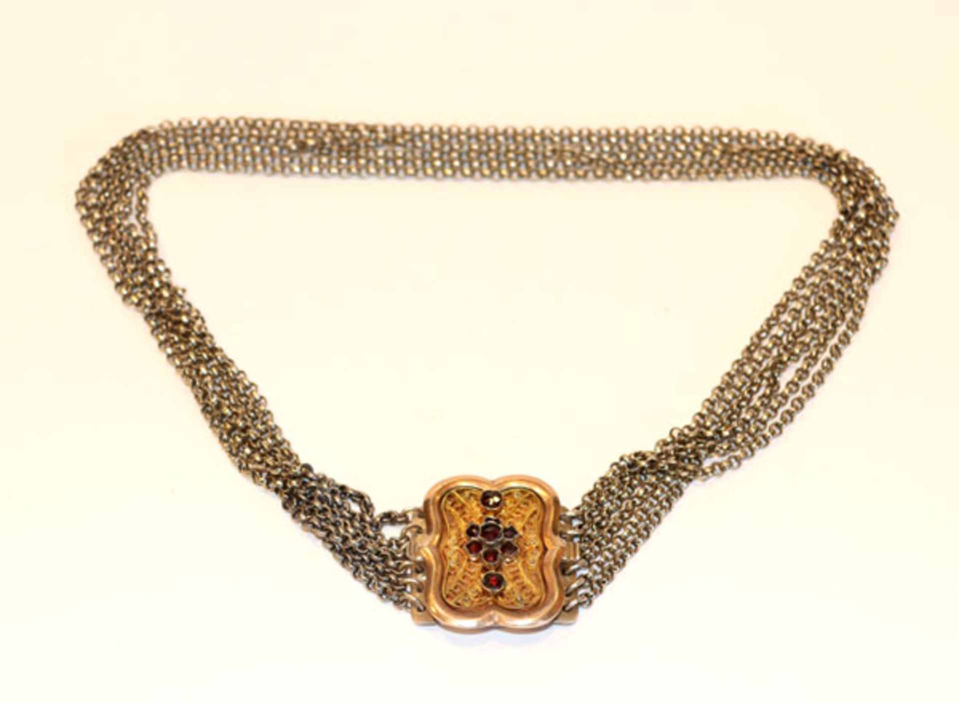 Silber Kropfkette, 6-reihig mit vergoldeter Schließe, filigran verziert und mit Granaten besetzt,