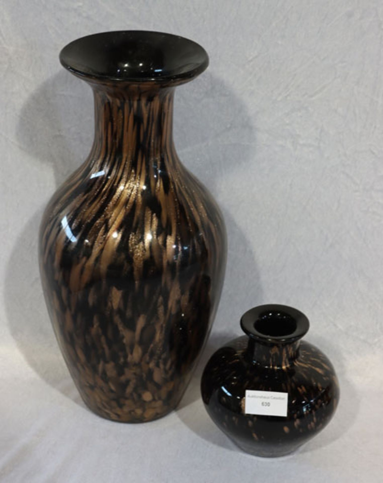2 dekorative Glasvasen, schwarz mit Goldakzenten, H 14/37 cm, Gebrauchsspuren