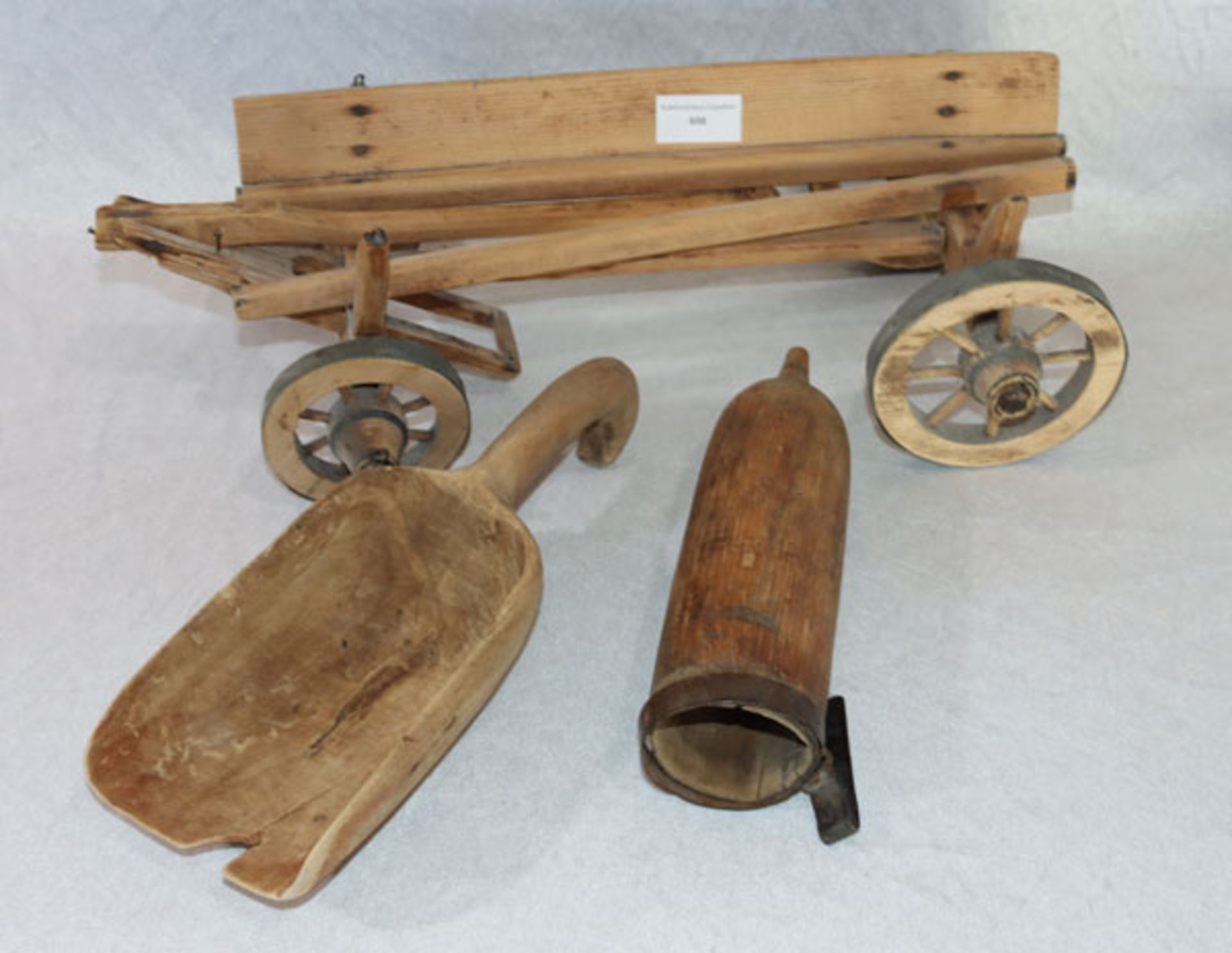 Antiker Holz-Zierrat, Schaufel, Kumpf und Deko-Holzwagen, Alters- und Gebrauchsspuren