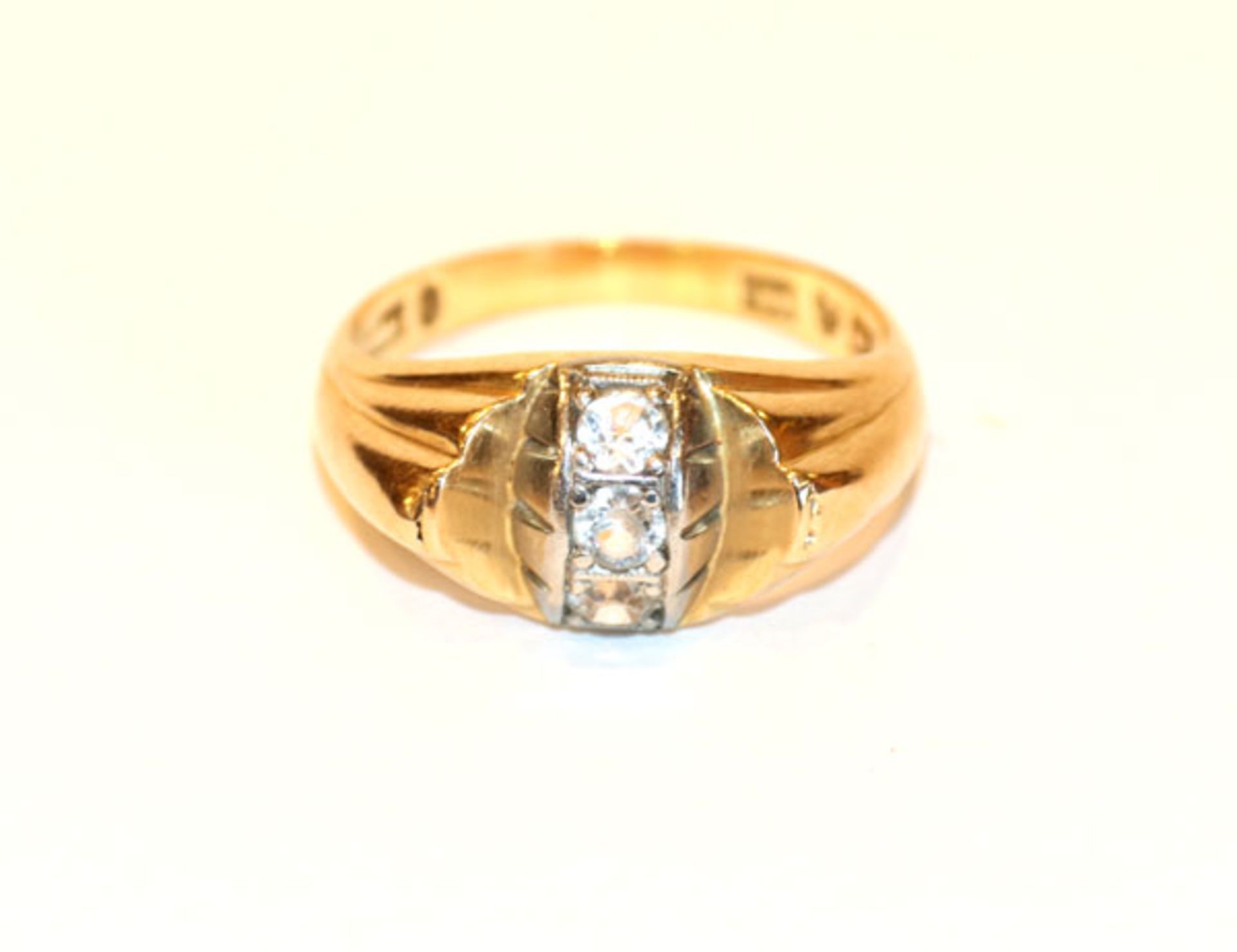 18 k Gelbgold Ring mit 3 in Weißgold gefaßten Diamanten, 3,5 gr. Gr. 56