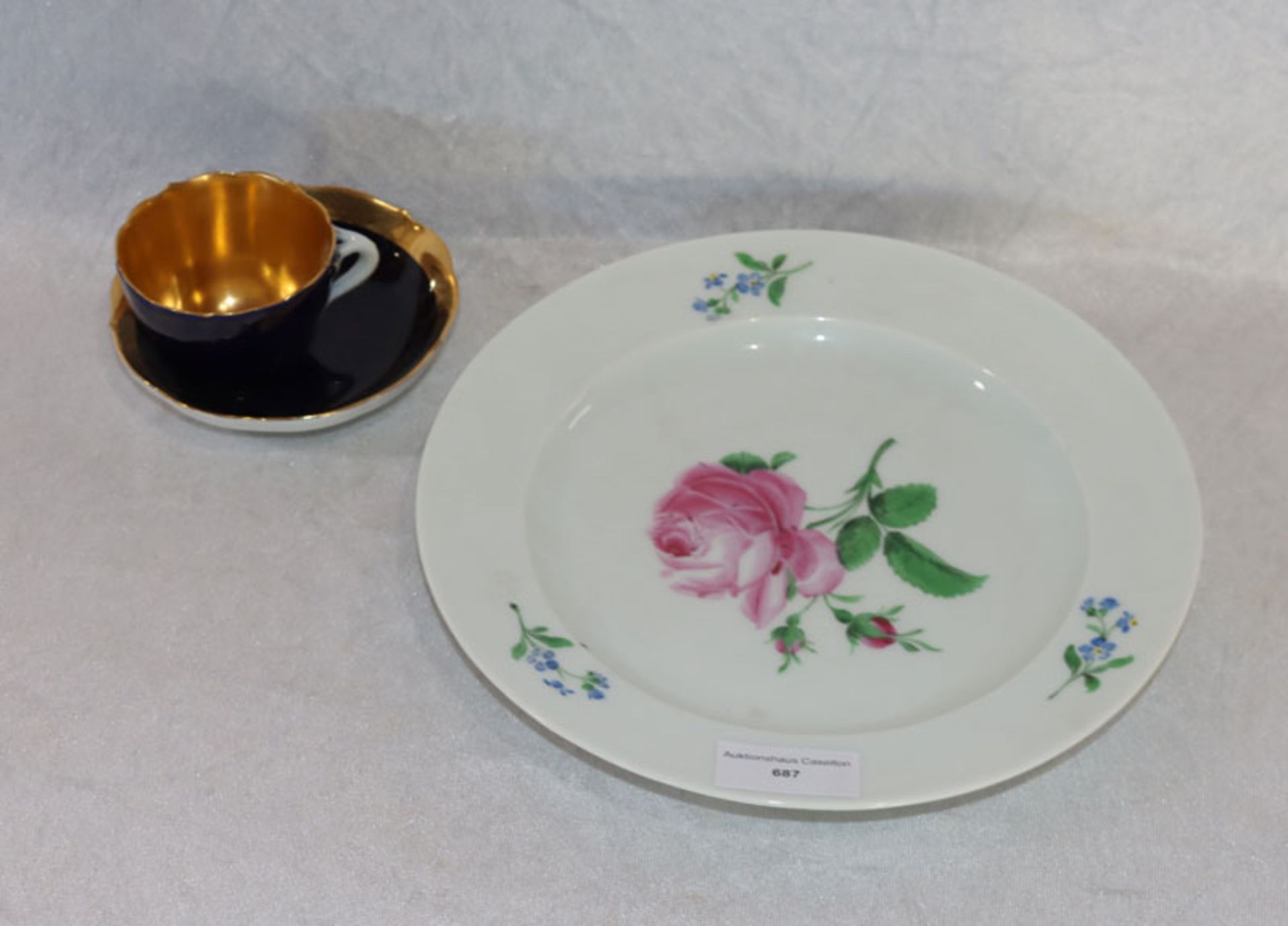 Meissen Teller mit Rosen- und Blumenmalerei, D 23 cm, und Meissen Mokkatasse mit Untertasse,