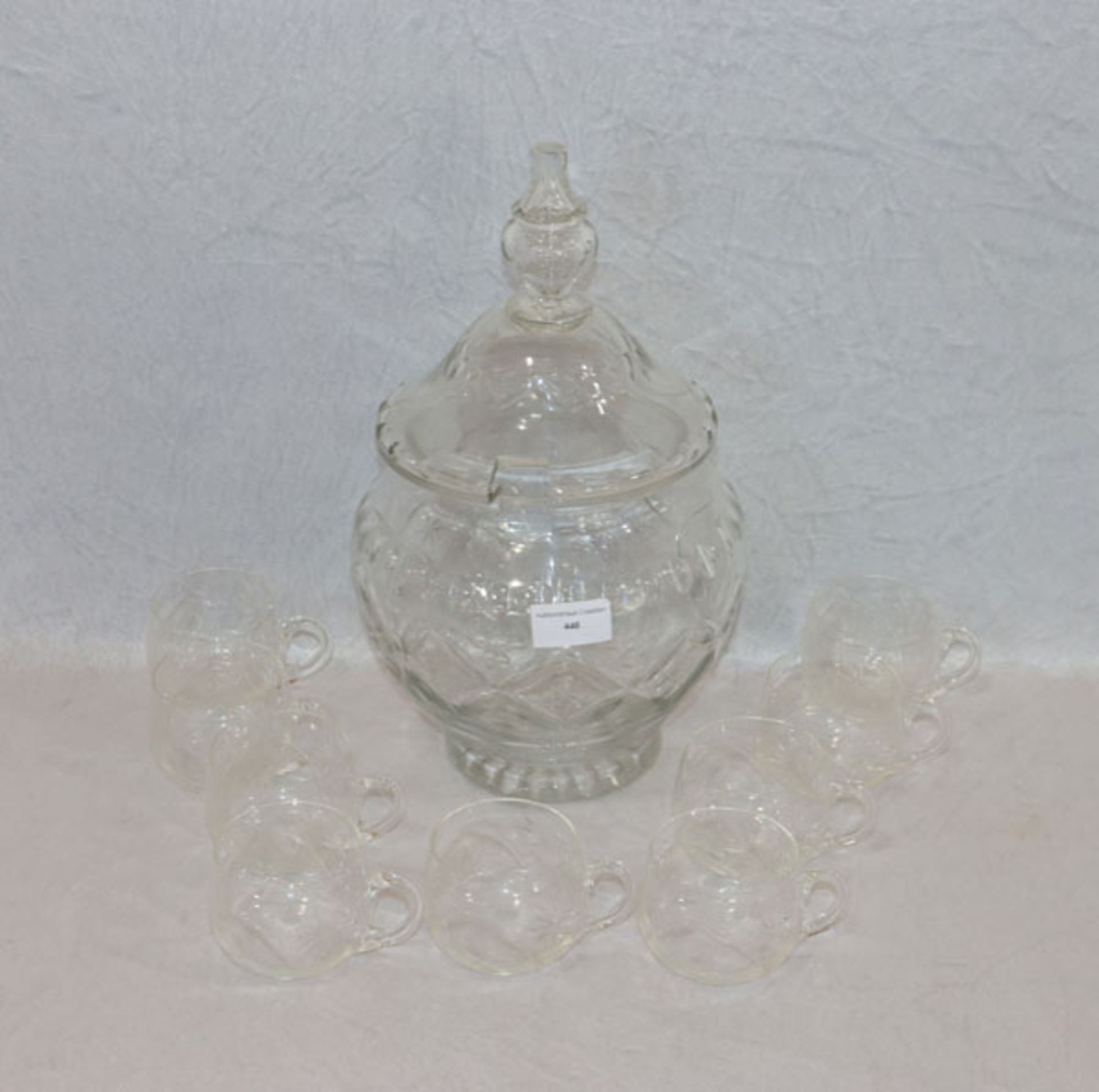Glasbowle, H 33 cm, D 22 cm, mit 9 Henkelbecher, H 6 cm, D 8 cm, alles mit Schliffdekor,