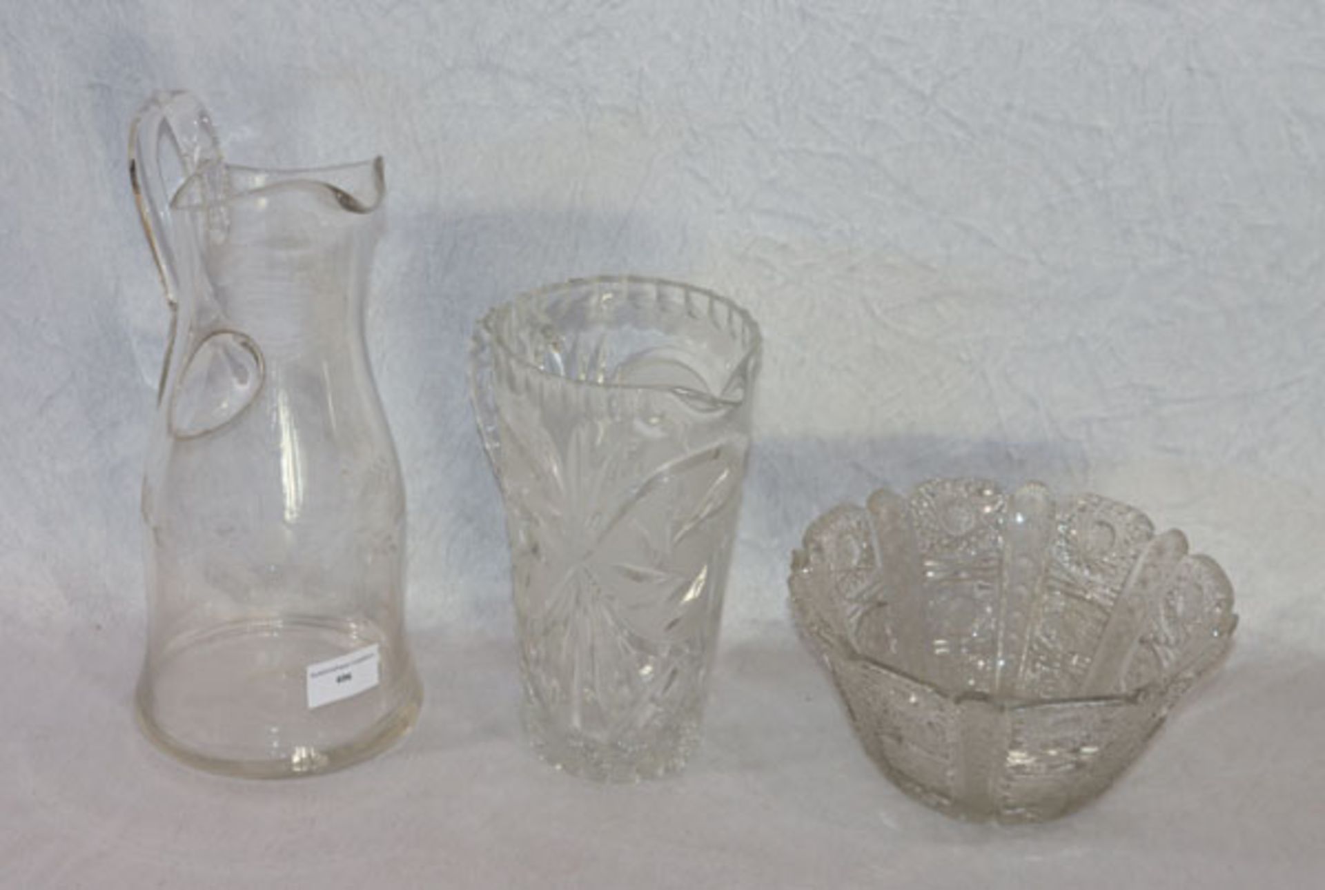 Glas-Konvolut: Kristallschale mit feinem Schliffdekor, H 10 cm, D 20 cm, und 2 Glas-Henkelkrüge