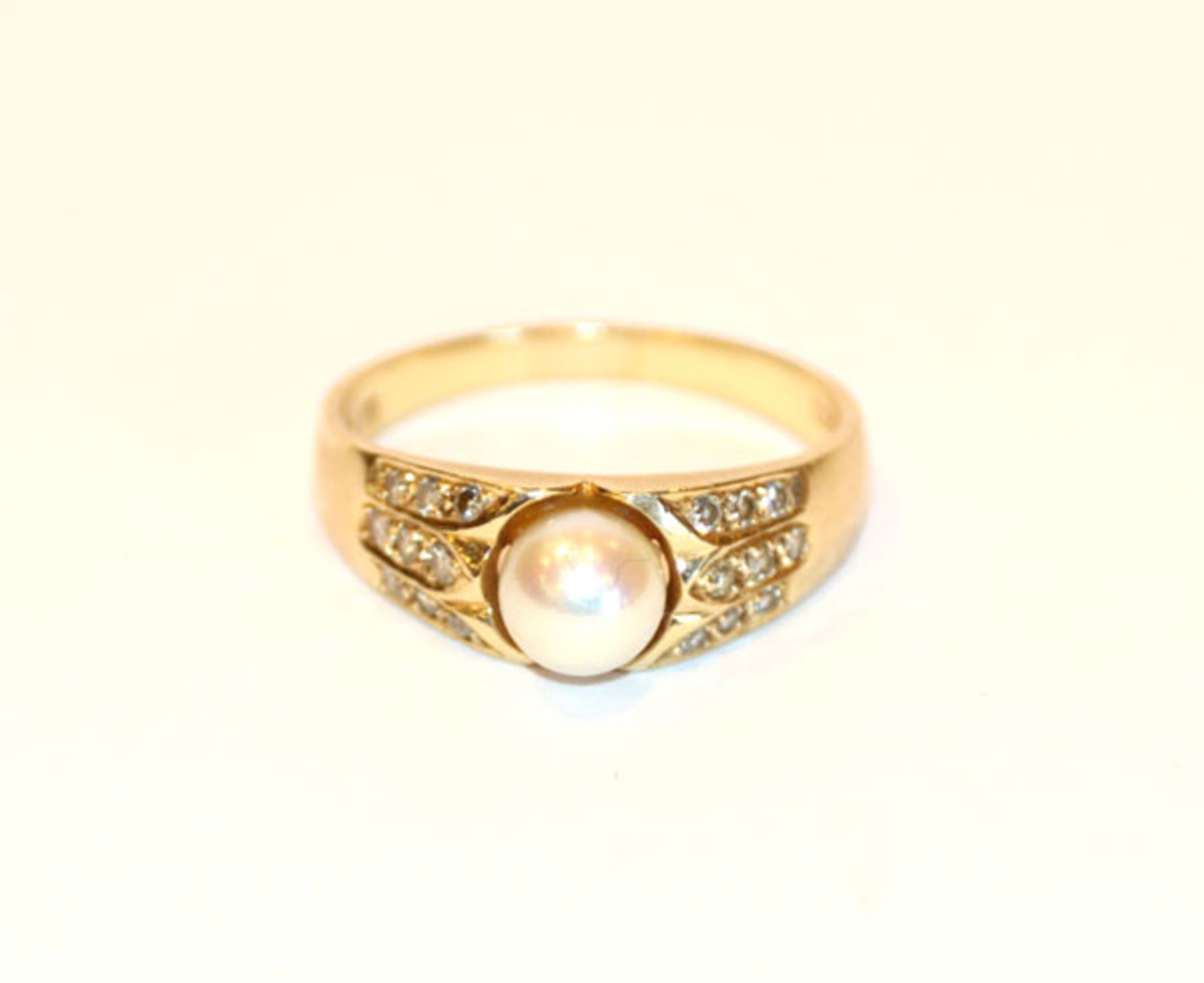 14 k Gelbgold Ring mit Perle und 18 Diamanten, zus. ca. 0,20 ct., 3,3 gr., Gr. 57