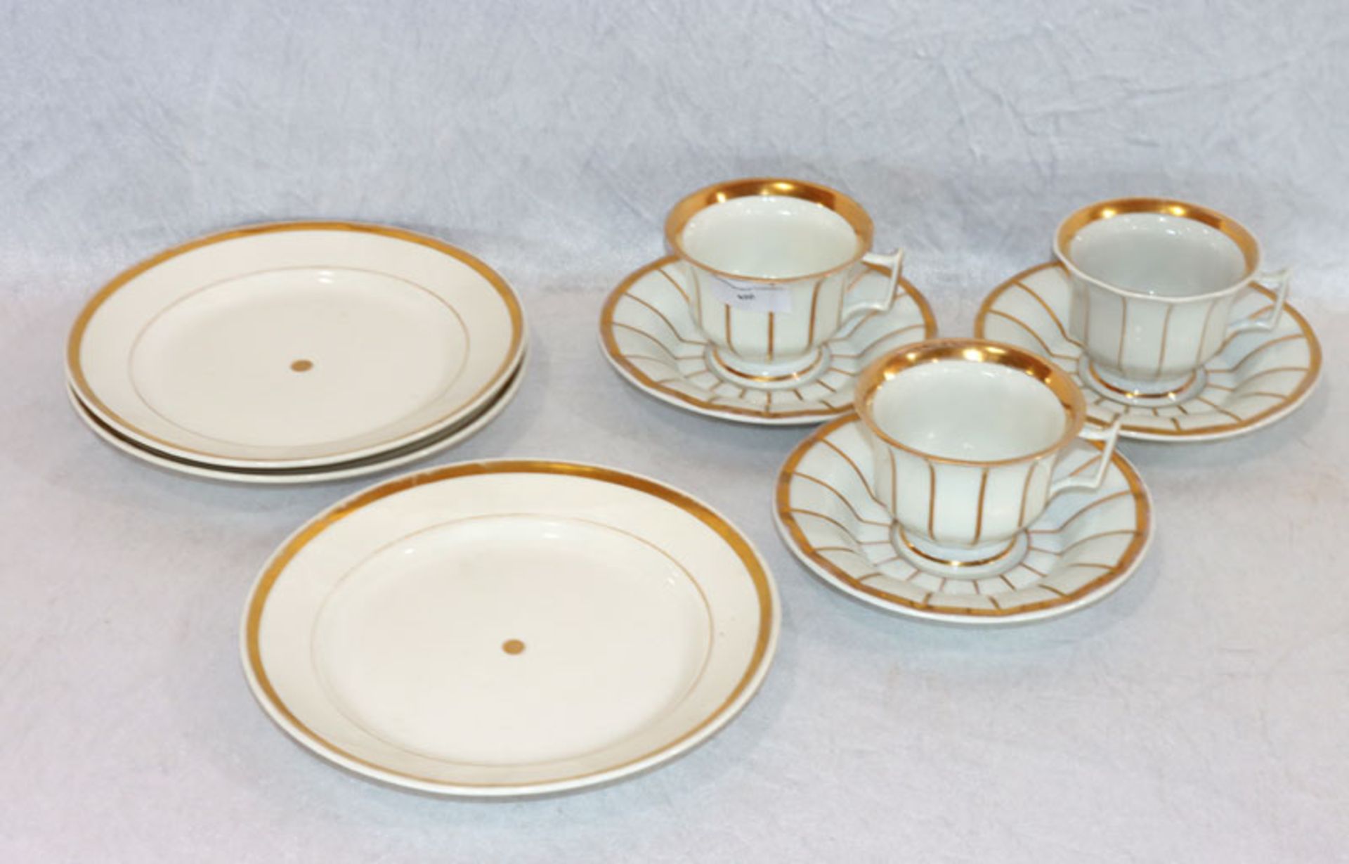 3 Porzellan Kaffee-Gedecke mit Golddekor, 19. Jahrhundert, teils berieben, Gebrauchsspuren
