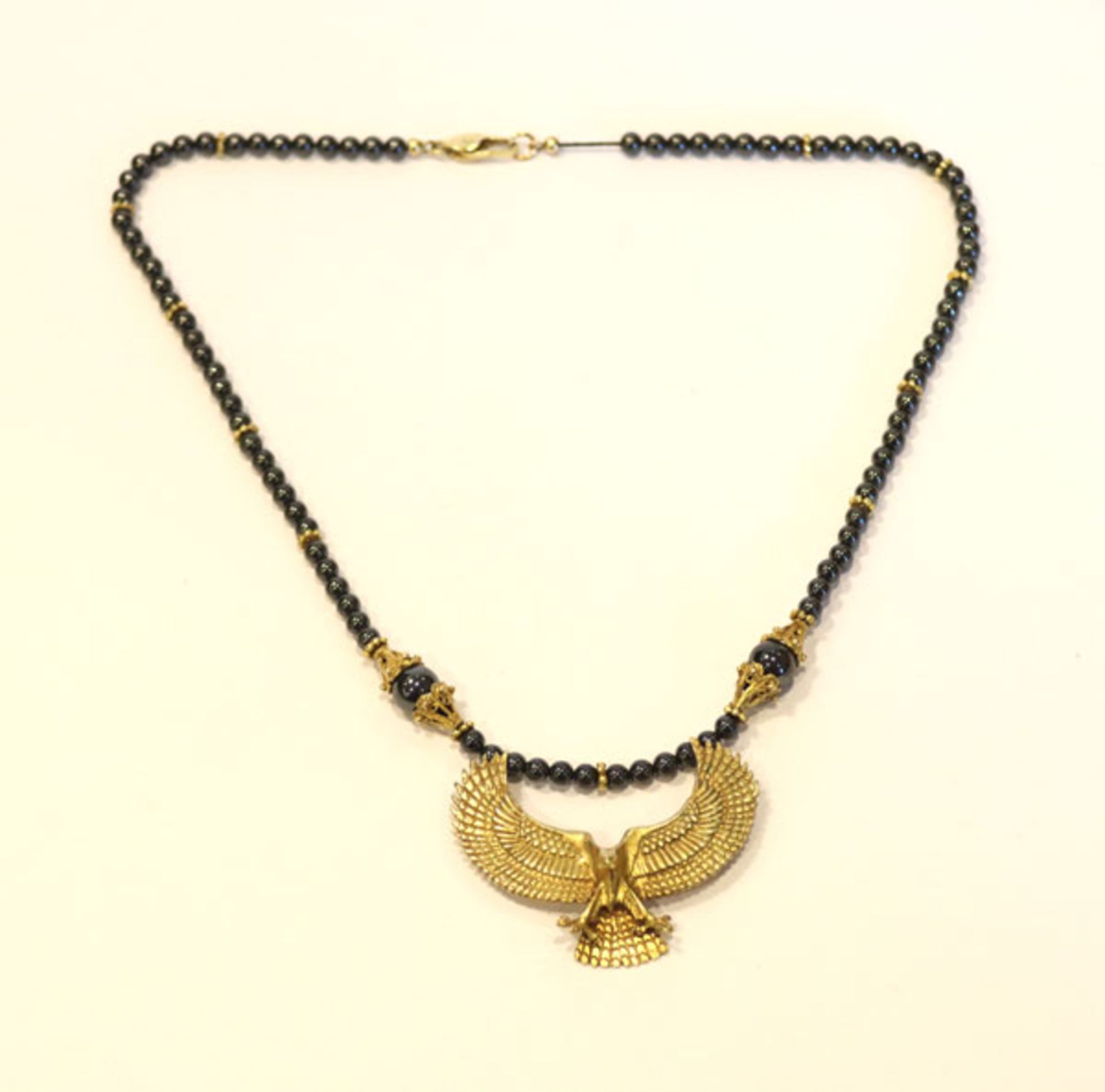 Ausgefallene Collierkette mit schwarzen Perlen und plastischem 14 k Gelbgold Adler und