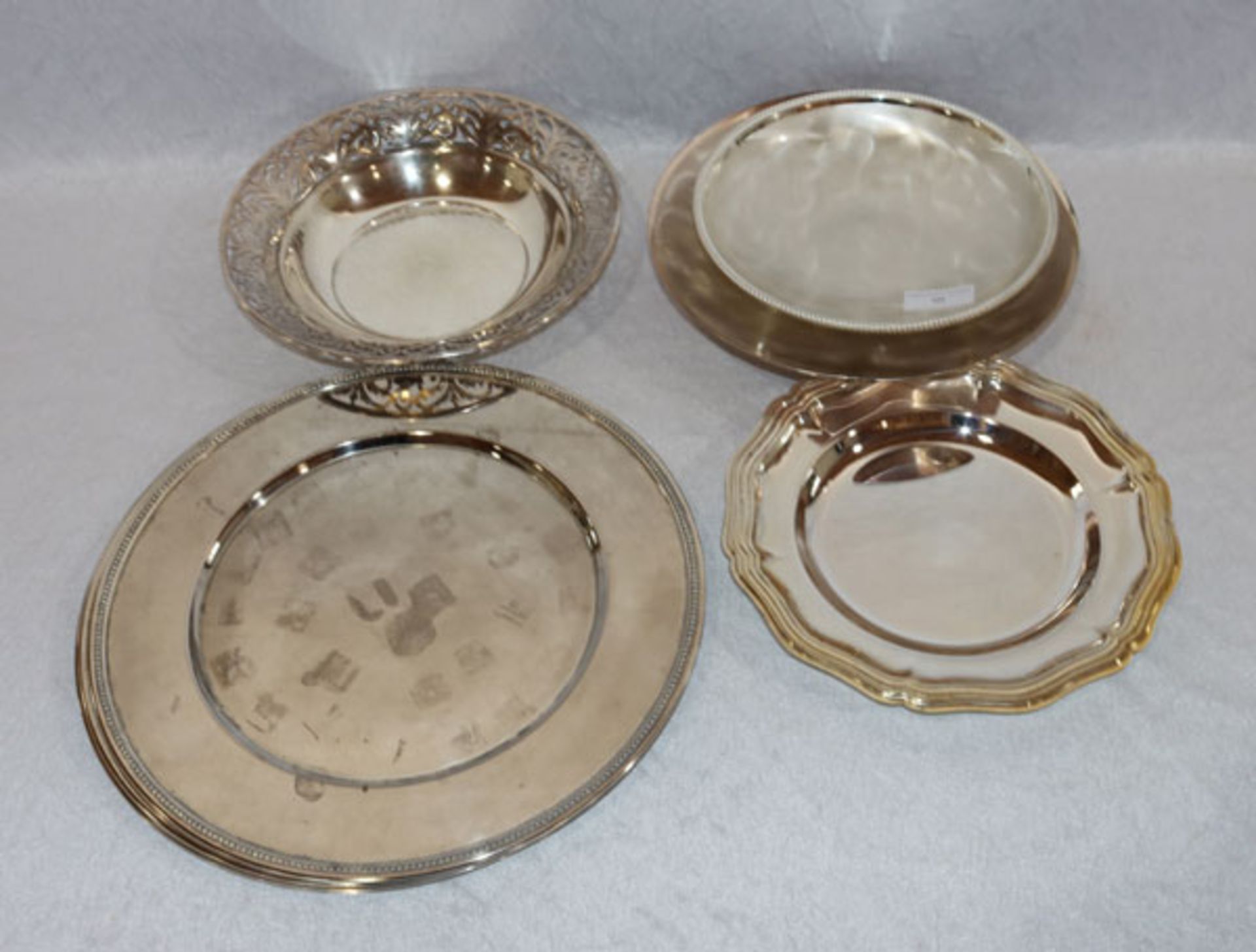 Metall-Konvolut von 3 Schalen, 4 Platzteller und ein Teller, teils versilbert, Gebrauchsspuren