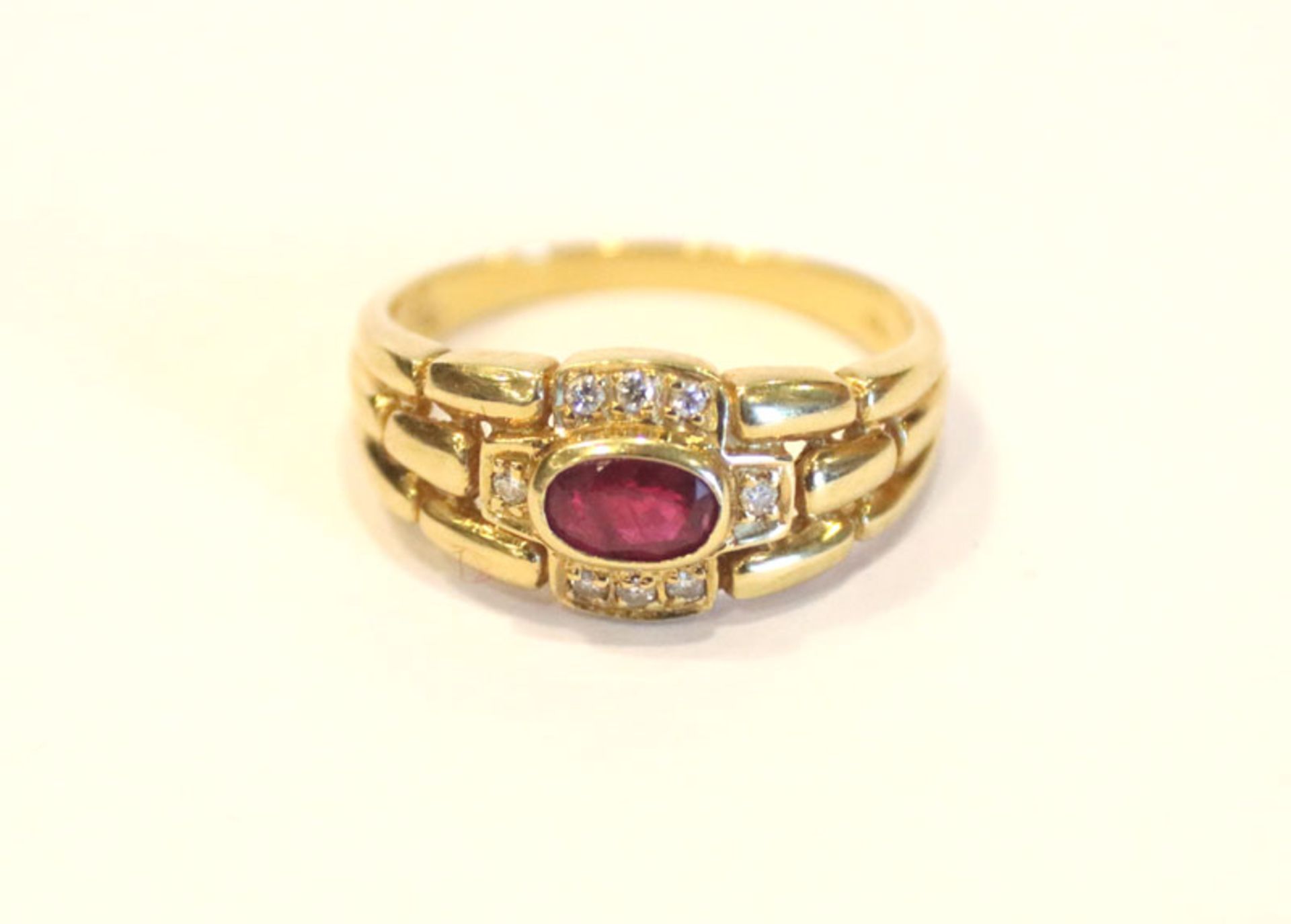 18 k Gelbgold Ring mit Rubin und 8 Diamanten, 3,9 gr., Gr. 54