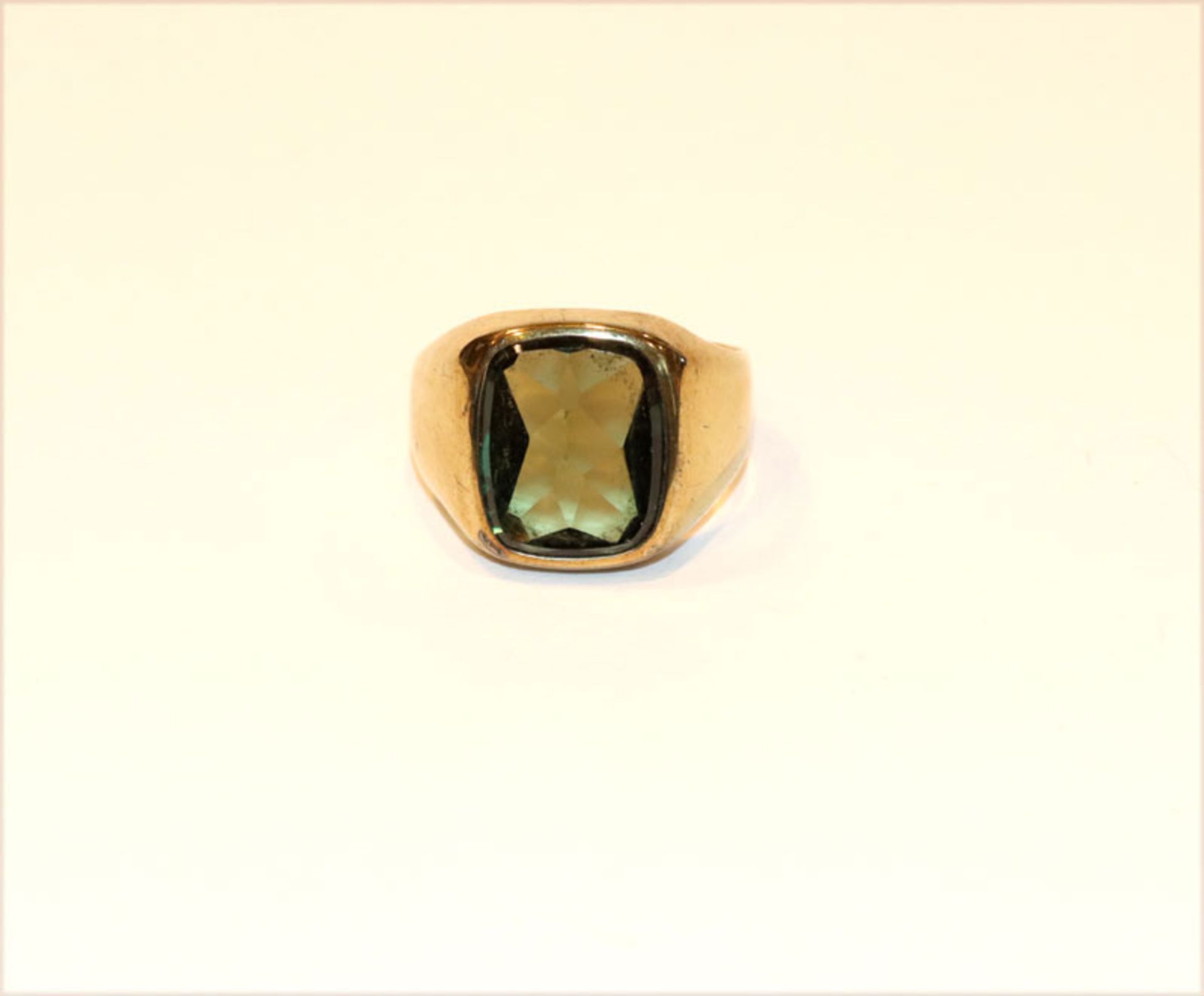 8 k Gelbgold Ring mit grünem Glasstein, 5,85 gr., Gr. 63