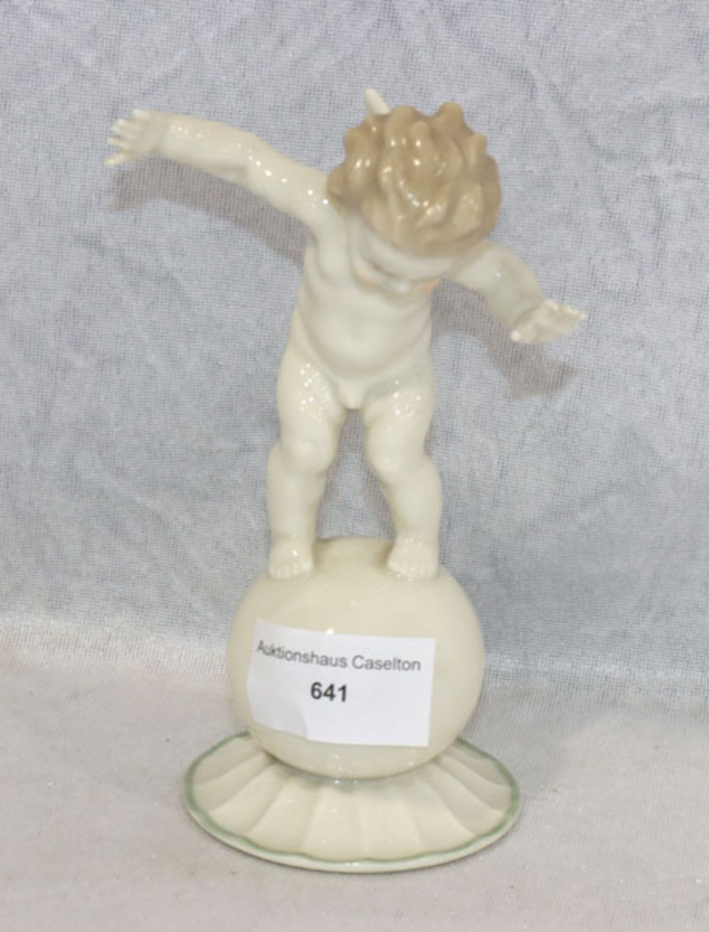 Hutschenreuther Porzellanfigur 'Putte auf Kugel', Entwurf Tutter, 2. Wahl, H 15 cm, D 7 cm