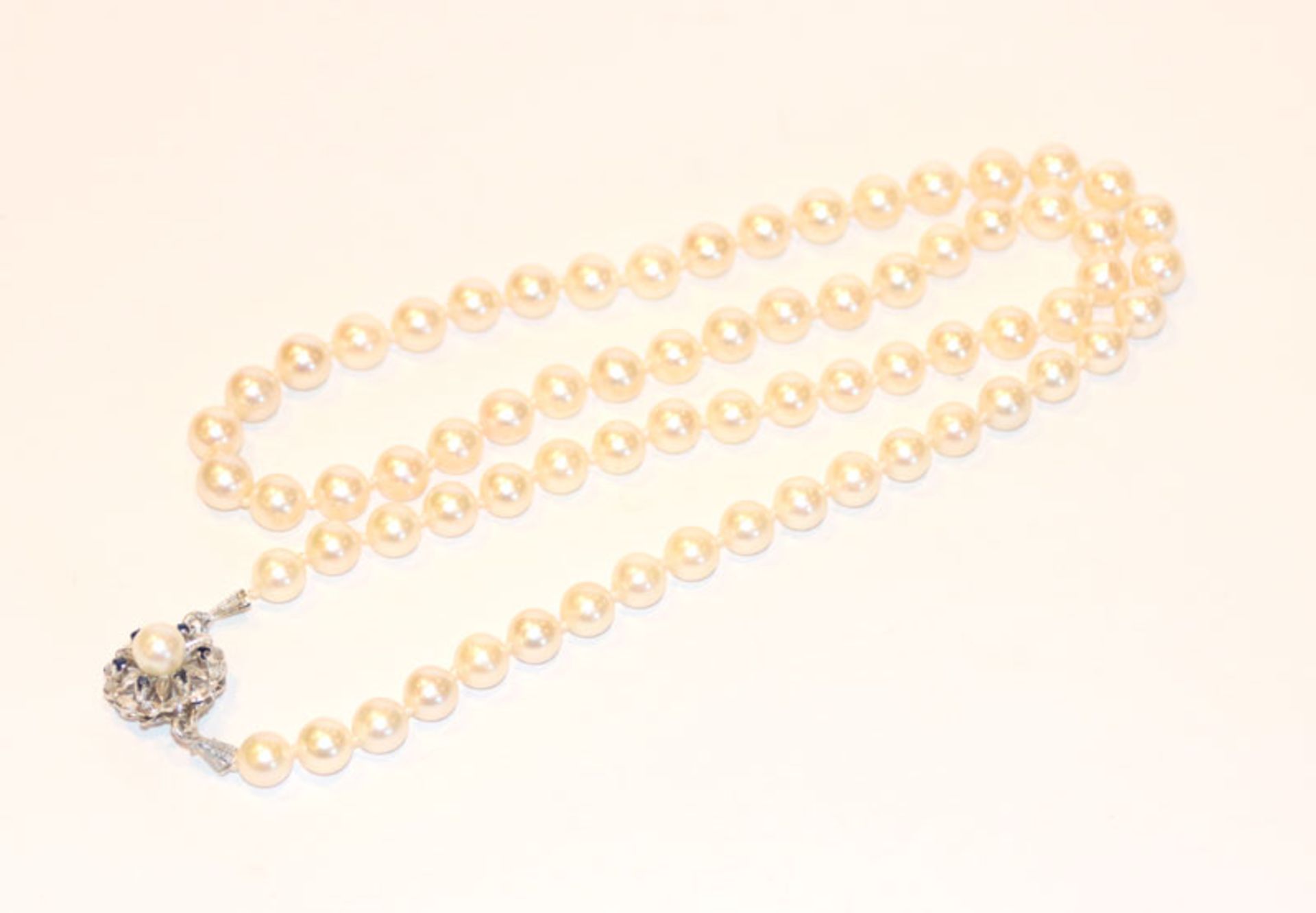 Perlenkette mit 18 k Weißgold Schließe, besetzt mit 6 Safiren und einer Perle, L 58 cm