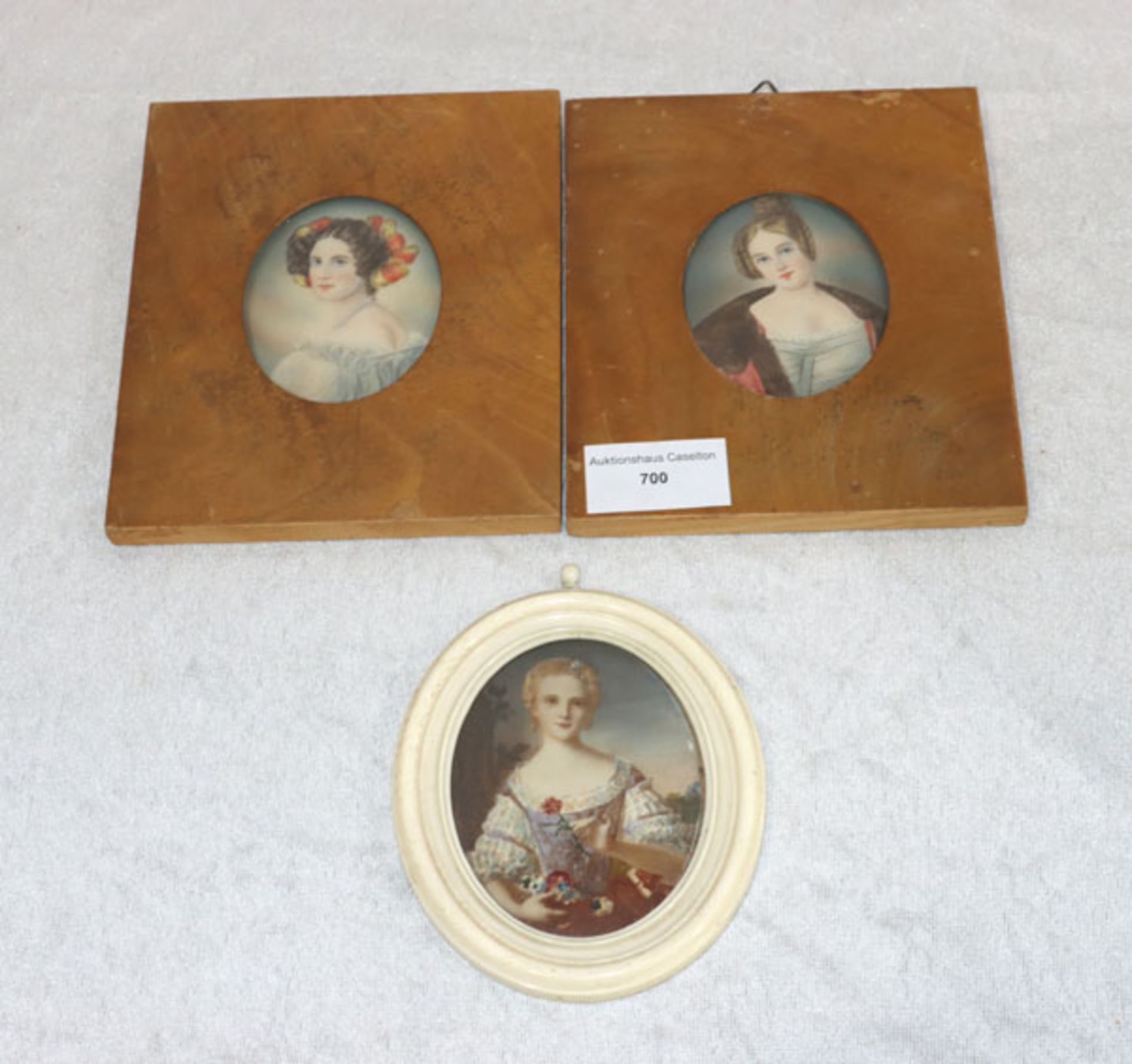 Konvolut von 3 Medaillonbilder 'Damenbildnisse', 2 in eckigem Holzrahmen, 14,5 cm x 12 cm, und