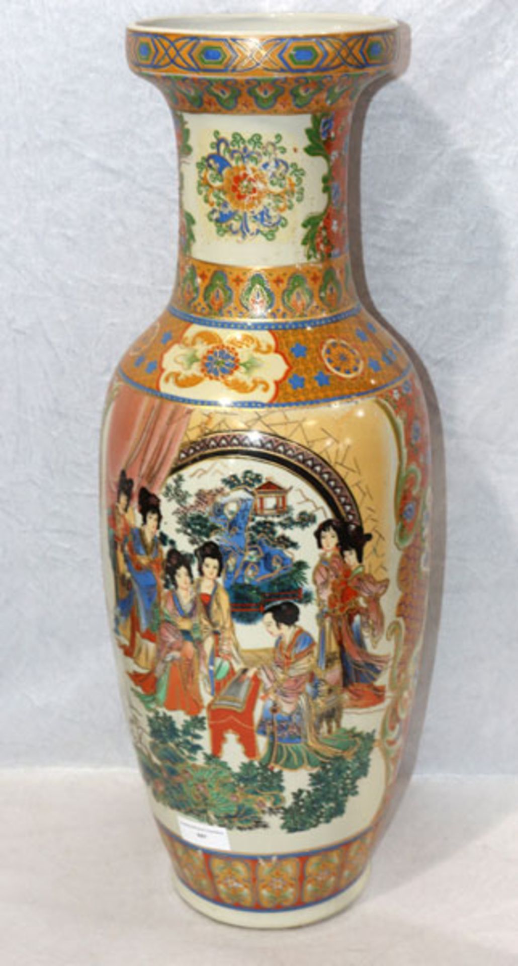 Chinesische Bodenvase mit Figürlichem- und Floralem-Dekor, H 61 cm, D 22 cm, teils berieben,