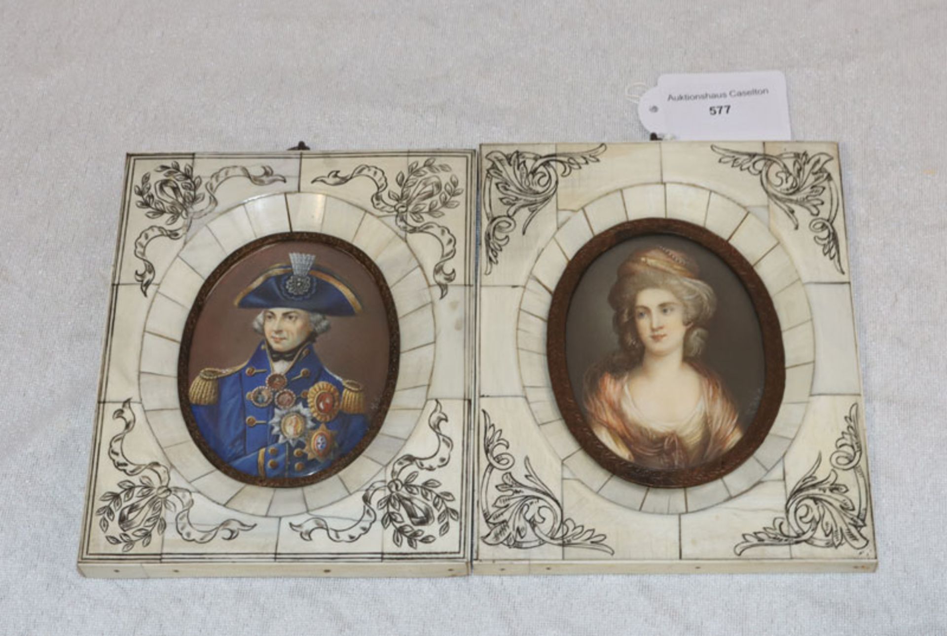 2 Medaillonbilder, Lady Stuart und Lord Nelson, beide unter Glas in verziertem Beinrahmen, 14,5 cm x