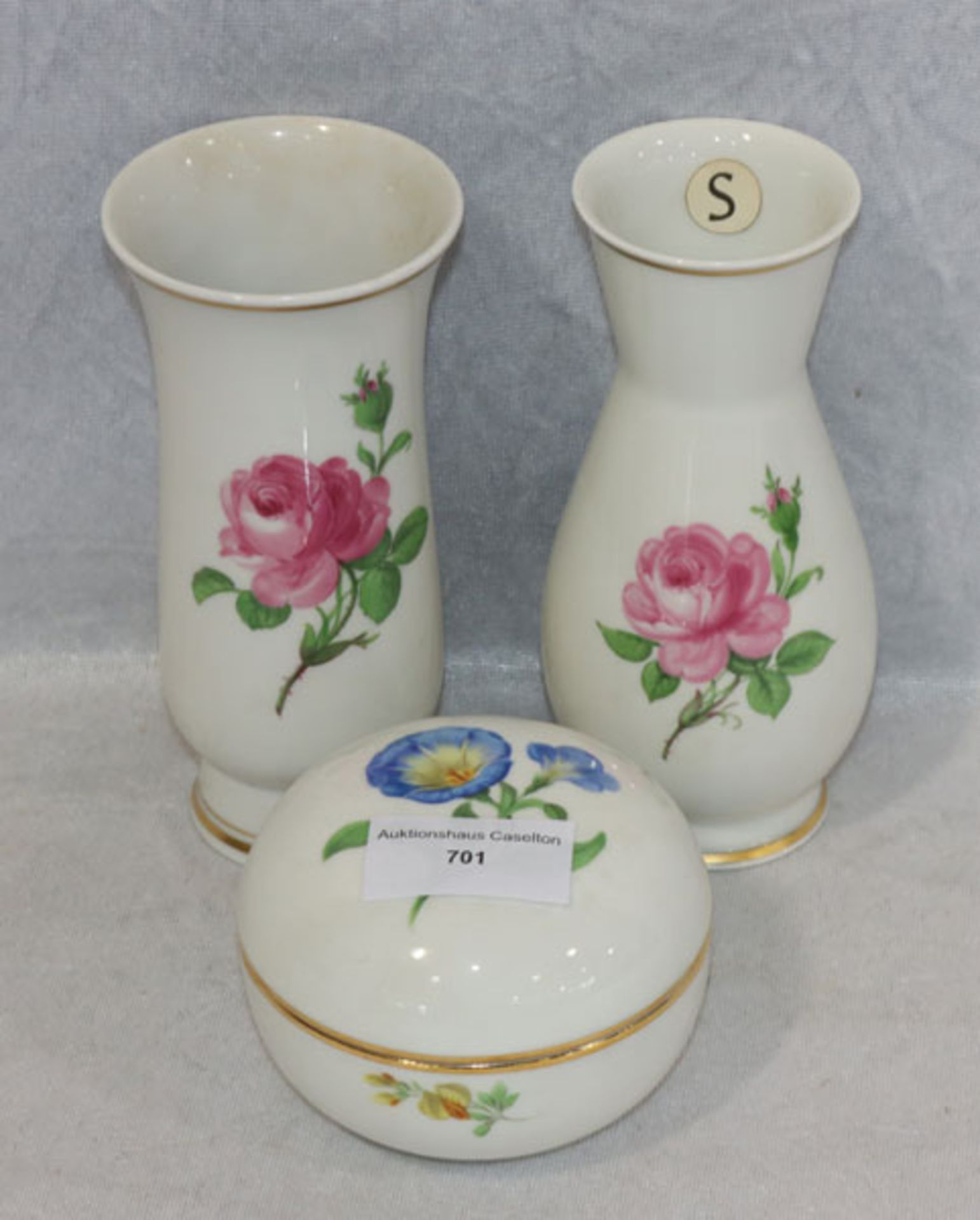 Meissen Porzellan-Konvolut: 2 Vasen mit Rosenmalerei und Goldrand, H 14,5 cm und runde Deckeldose