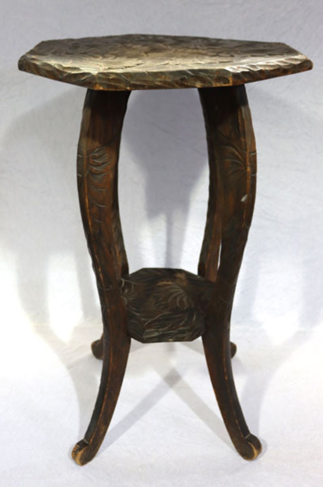 Holz Blumensäule, gebeizt, auf geschwungenen Beinen, mit Blattdekor beschnitzt, H 70 cm, D 46 cm,