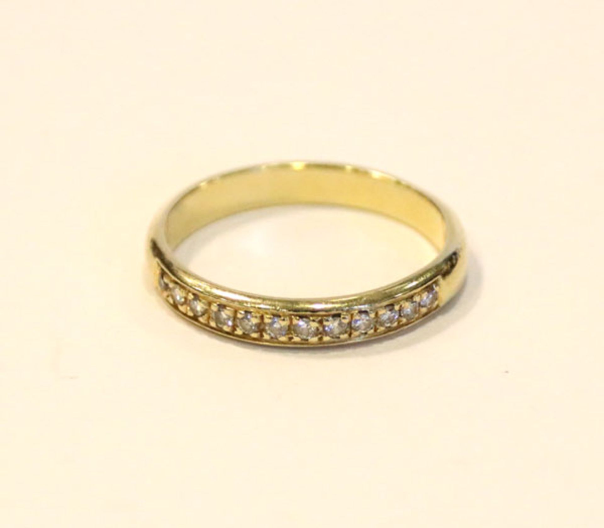 14 k Gelbgold Ring mit 12 Diamanten besetzt, zus. ca. 0,20 ct., 3,3 gr., Gr. 60