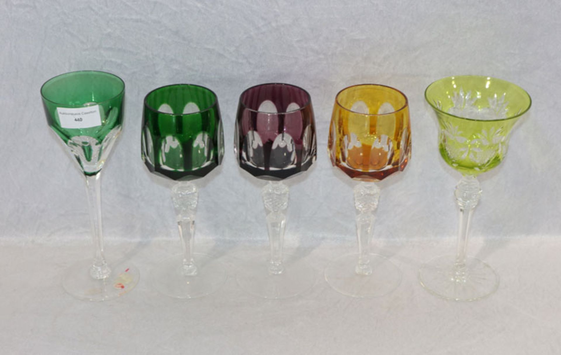 Konvolut von Weinrömer: ein Glas mit Klebeetikett 'Saint Louis, France', 3 farbige Gläser mit