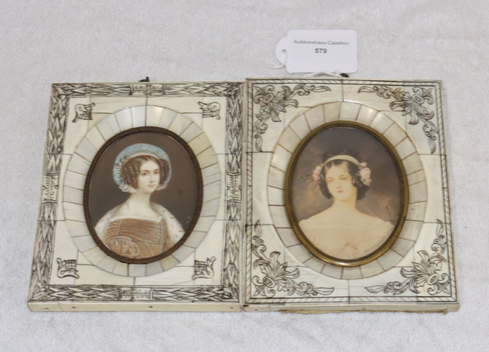 2 Medaillonbilder, Damenportraits, oval unter Glas in verzierten Beinrahmen, 14 cm x 11,5 cm,